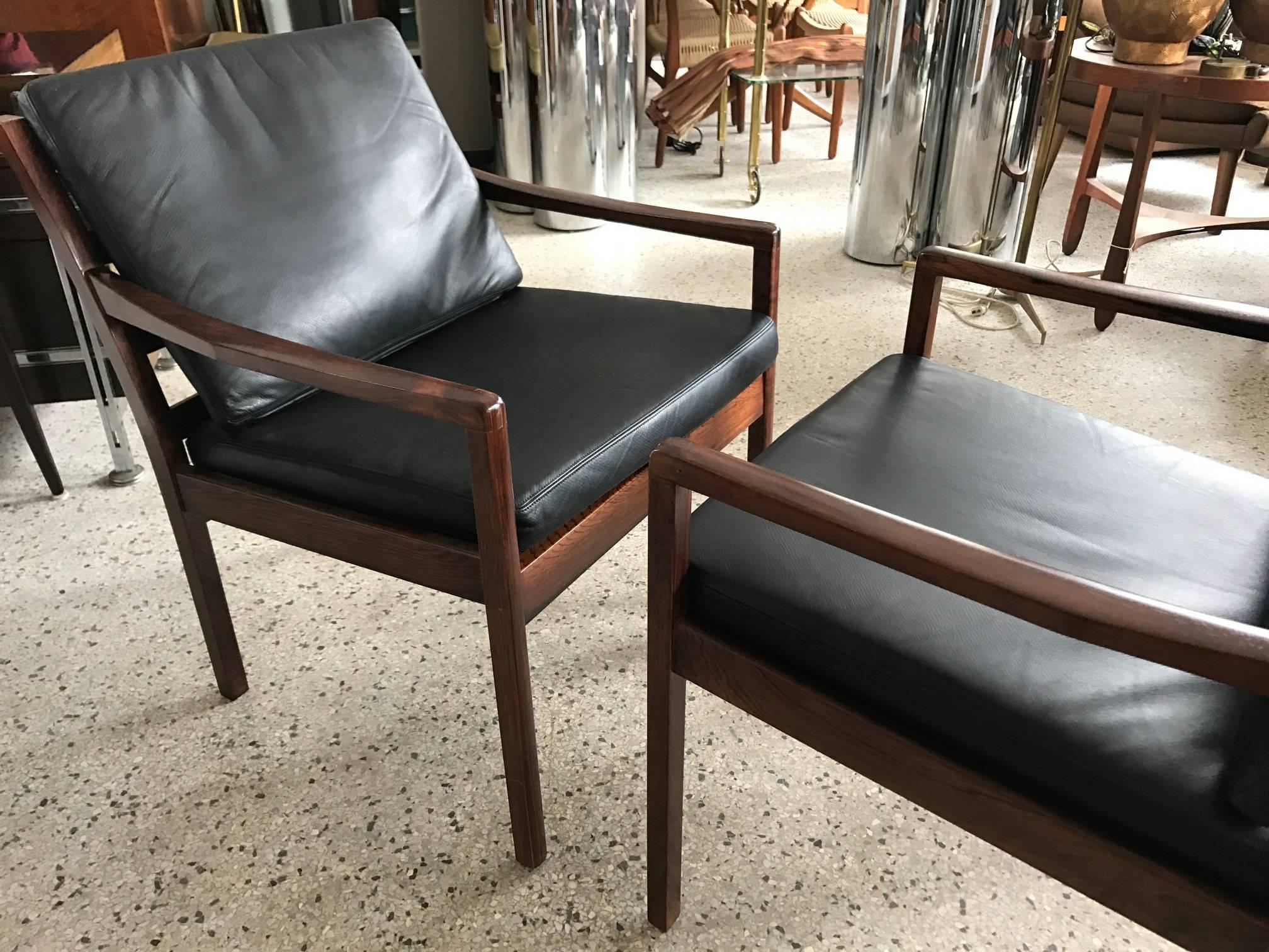 Paar Fredrik Kayser-Stühle aus Rosenholz im Zustand „Gut“ im Angebot in St.Petersburg, FL