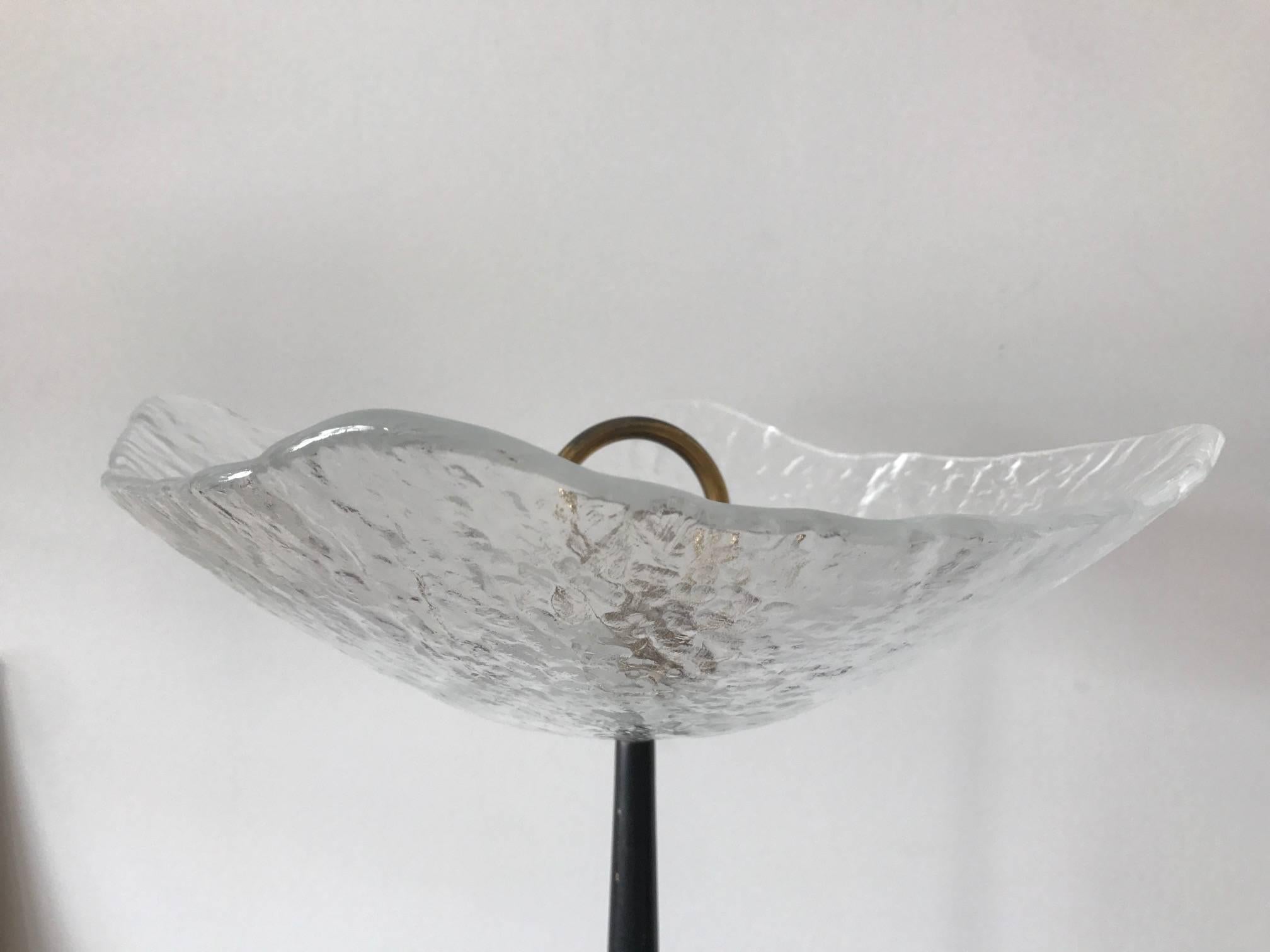 Américain Guéridon italien inhabituel avec plateau en verre moulé en vente