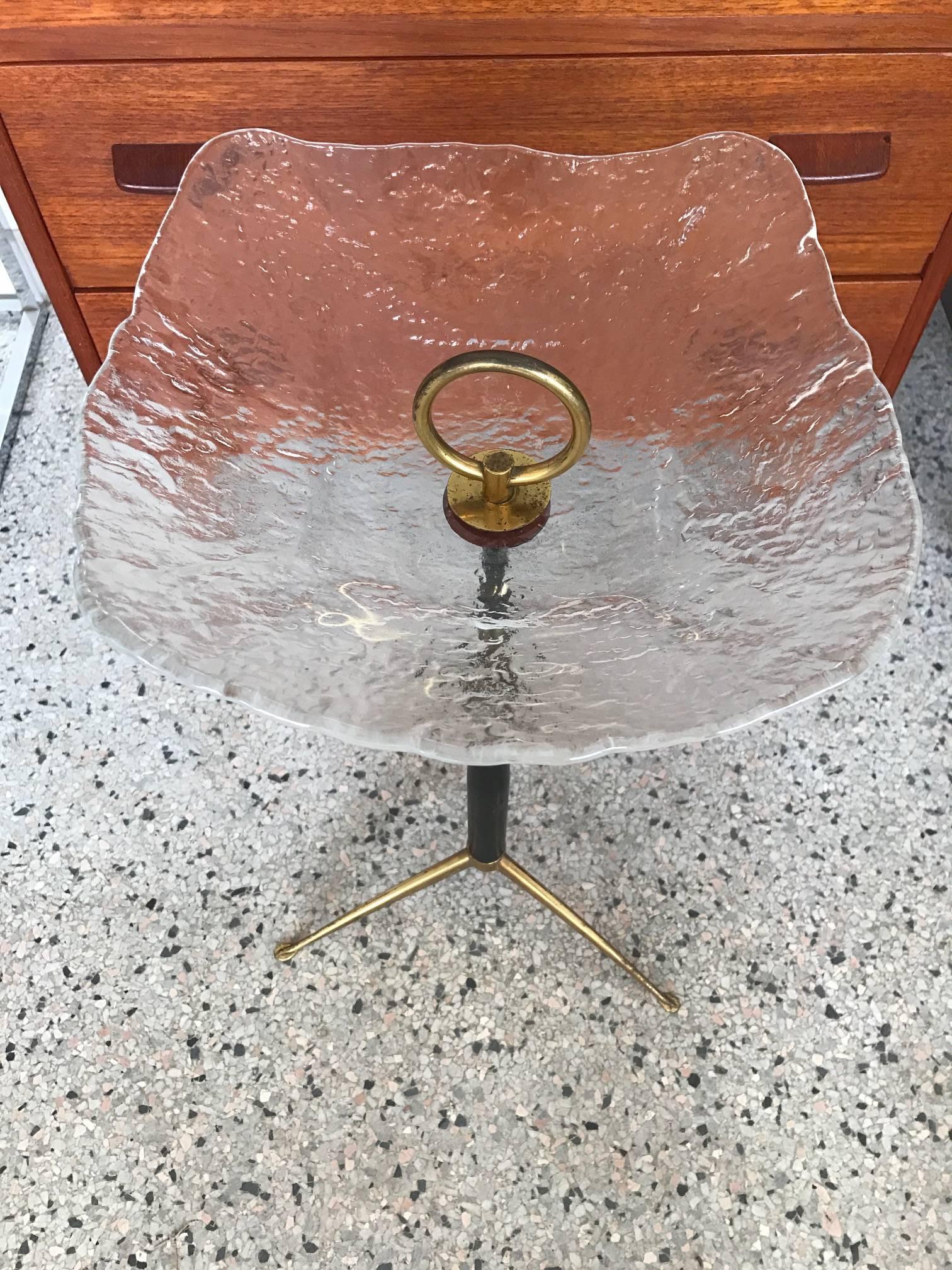 Laiton Guéridon italien inhabituel avec plateau en verre moulé en vente