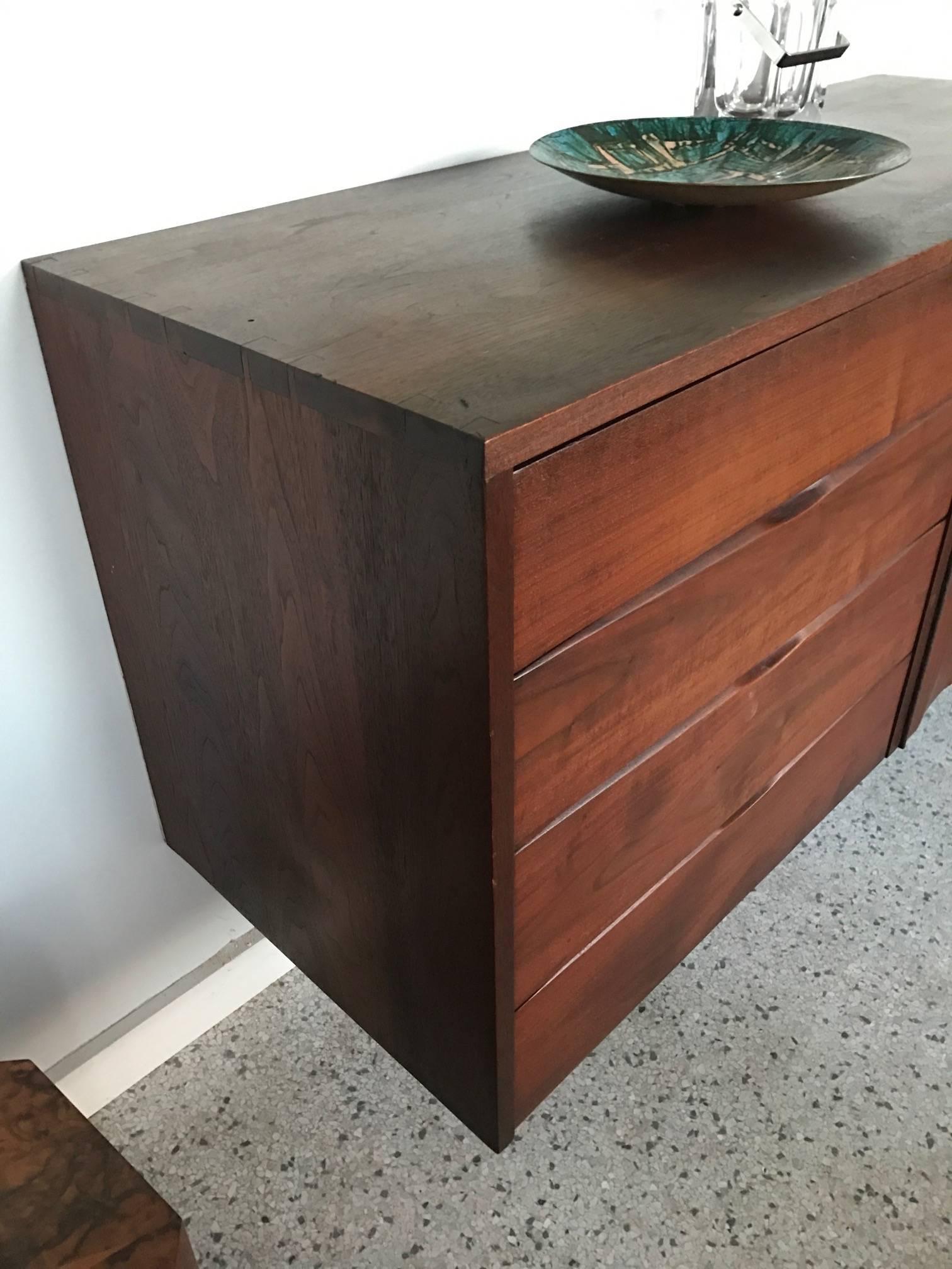 Wandschrank mit Wandmontierung von Phillip Lloyd Powell (Moderne der Mitte des Jahrhunderts) im Angebot