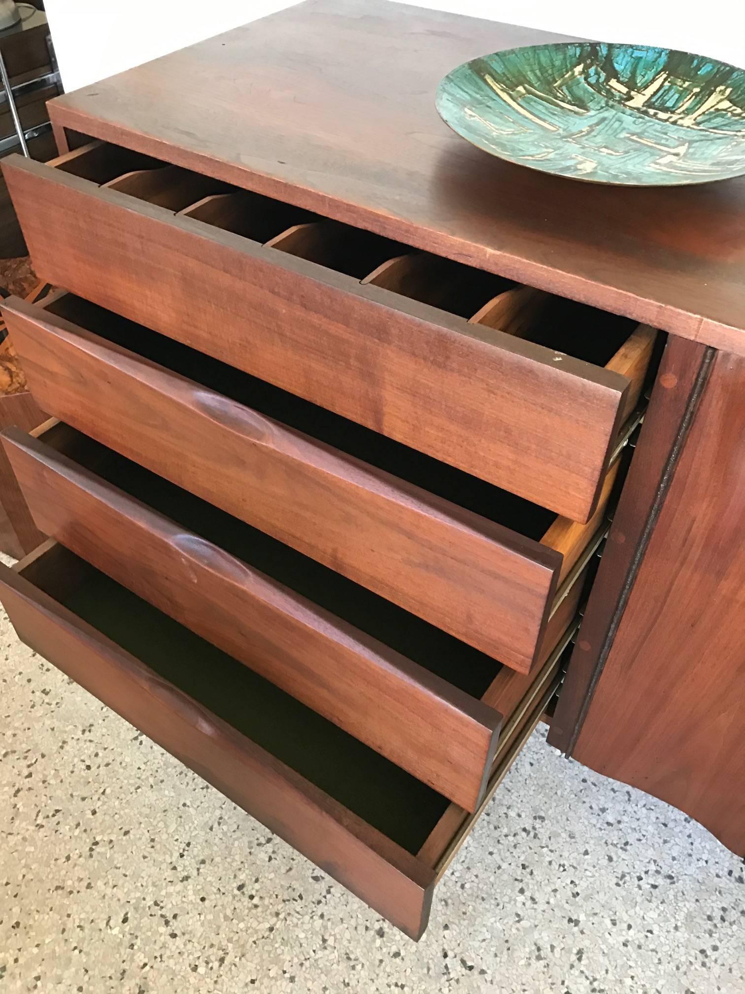 Wandschrank mit Wandmontierung von Phillip Lloyd Powell (amerikanisch) im Angebot