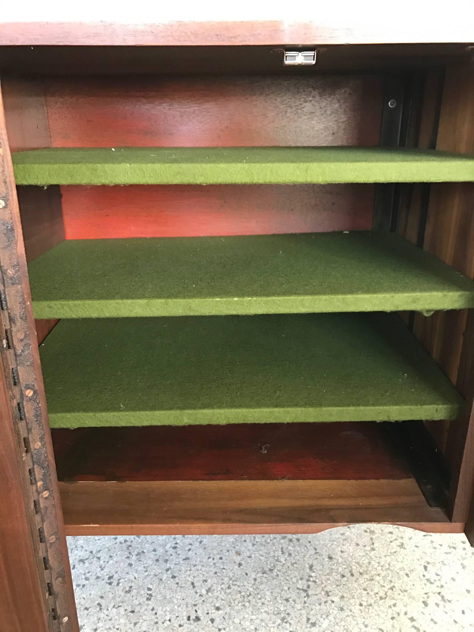 Wandschrank mit Wandmontierung von Phillip Lloyd Powell im Zustand „Gut“ im Angebot in St.Petersburg, FL