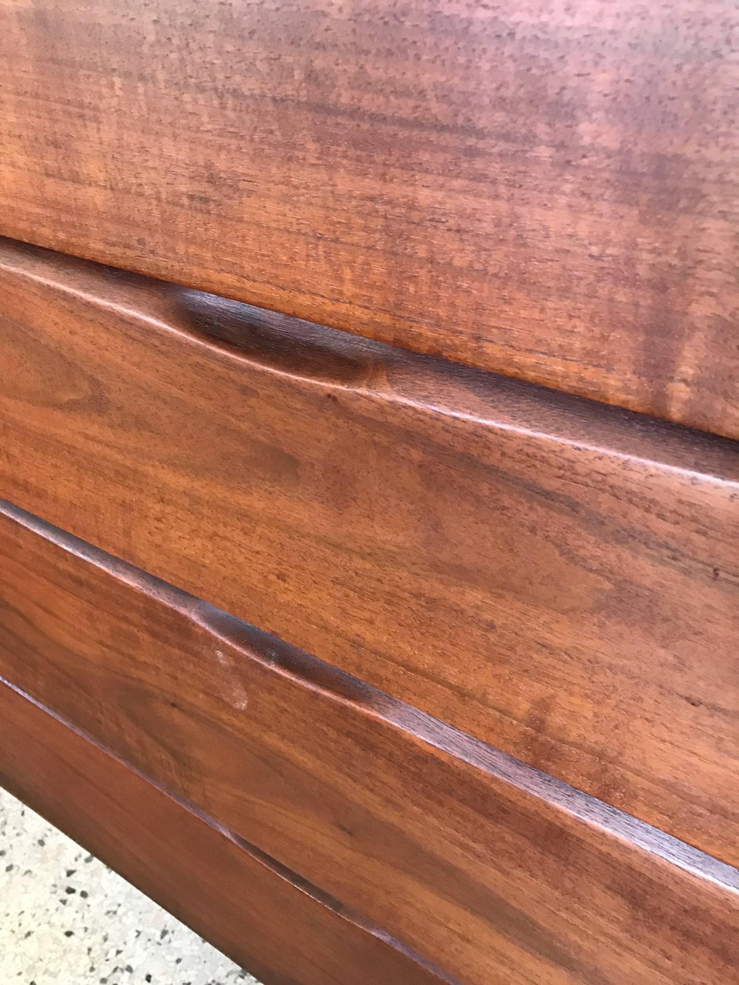 Wandschrank mit Wandmontierung von Phillip Lloyd Powell im Angebot 2