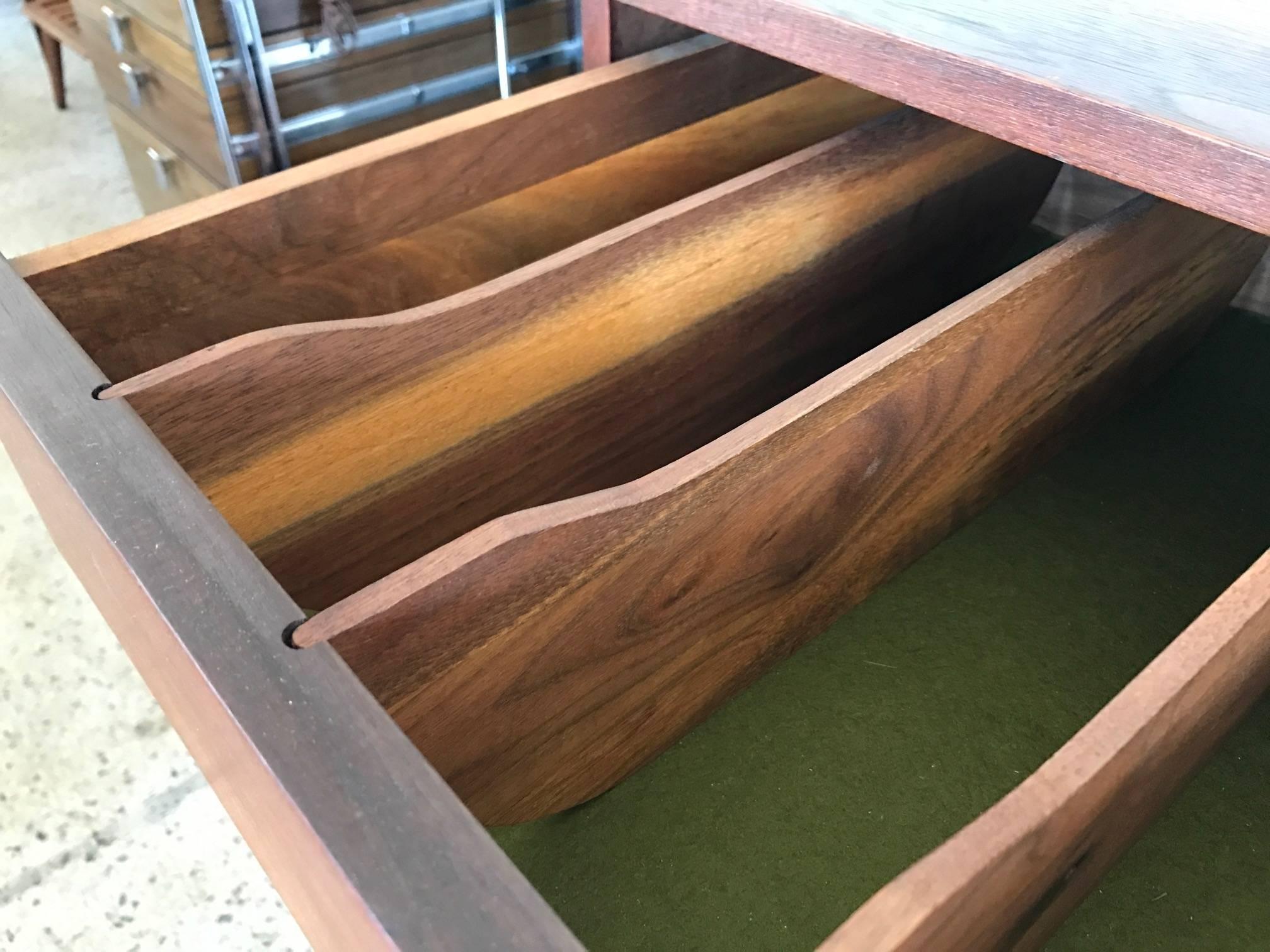 Wandschrank mit Wandmontierung von Phillip Lloyd Powell im Angebot 3