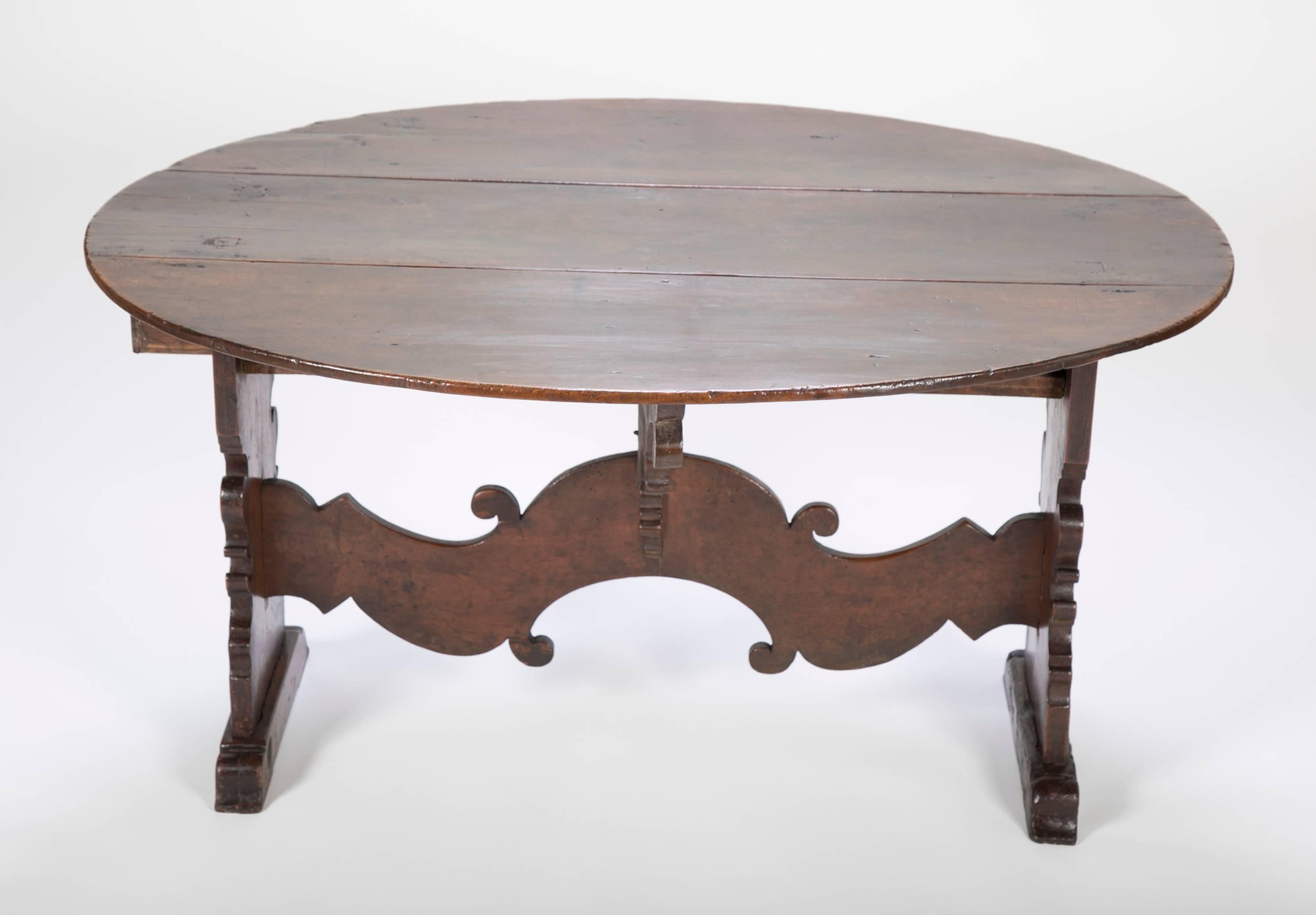 Italian Baroque Walnut Drop-Leaf Table In Excellent Condition In Stamford, CT