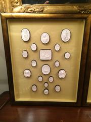 Collection d'intailles en plâtre du Grand Tour d'Italie dans un cadre en bois doré