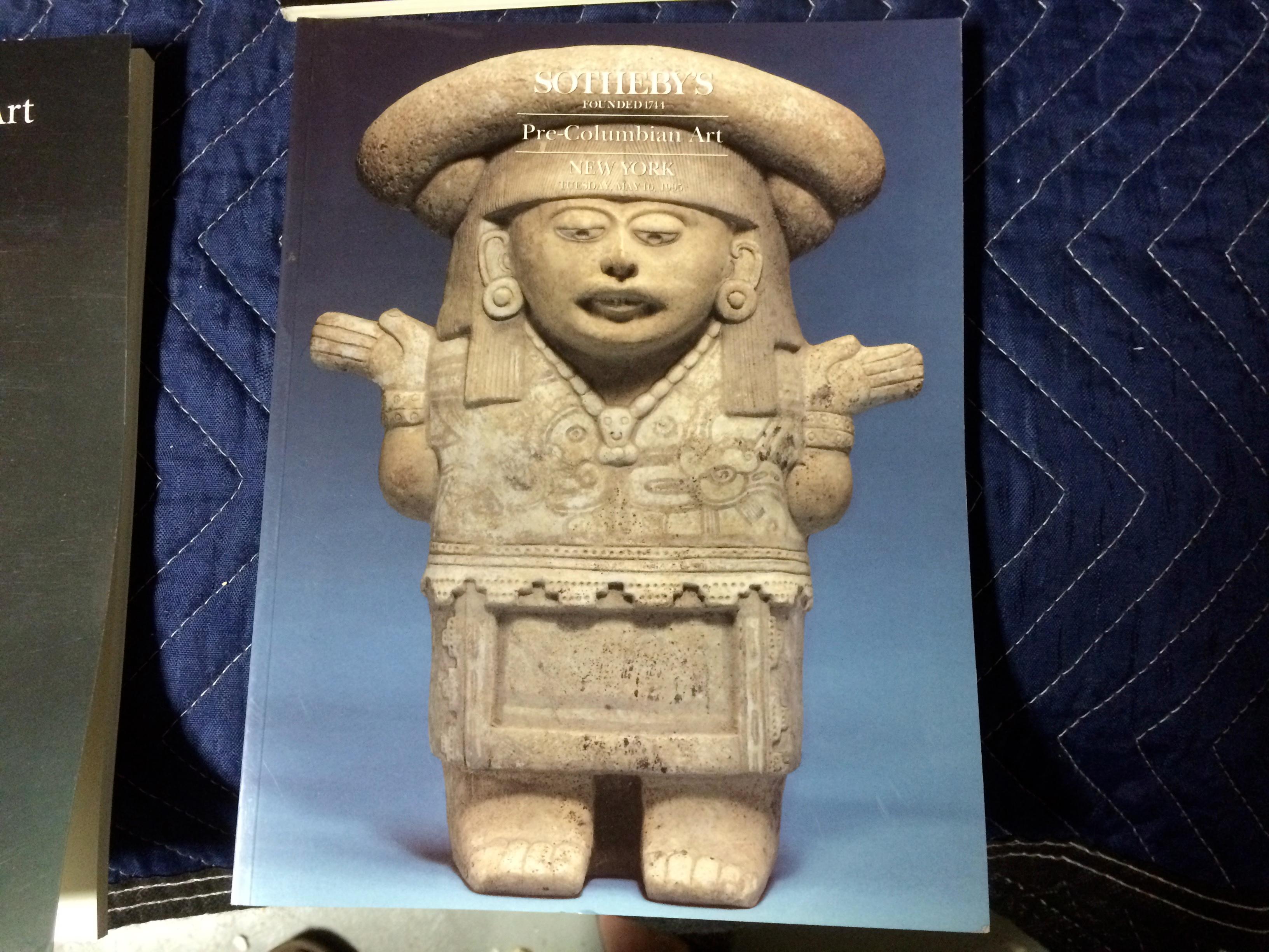 Catalogo di vendita Pre-Columbian di Sotheby's New York con splendide foto a colori. Un riferimento inestimabile per il collezionista, lo studioso o chiunque sia interessato all'arte Pre-Columbian. Questi cataloghi contengono molti pezzi di alta