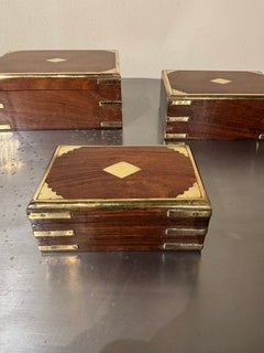 Lot de trois coffrets anglo-indiens en bois de rose de style Régence du XIXe siècle, avec ferrures en laiton