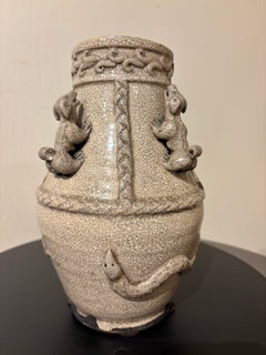 Pot d'Asie du Sud-Est à glaçure craquelée, orné de chiens et de serpents, vers 1900