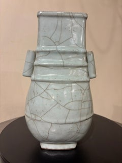 Vaso cinese del XIX secolo in porcellana celadon a forma di "hu" con smalto craquelé