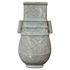 Vaso cinese del XIX secolo in porcellana celadon a forma di "hu" con smalto craquelé