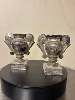 Par de urnas talladas del siglo XVIII, de la época italiana, con dos asas y acabadas en plata dorada