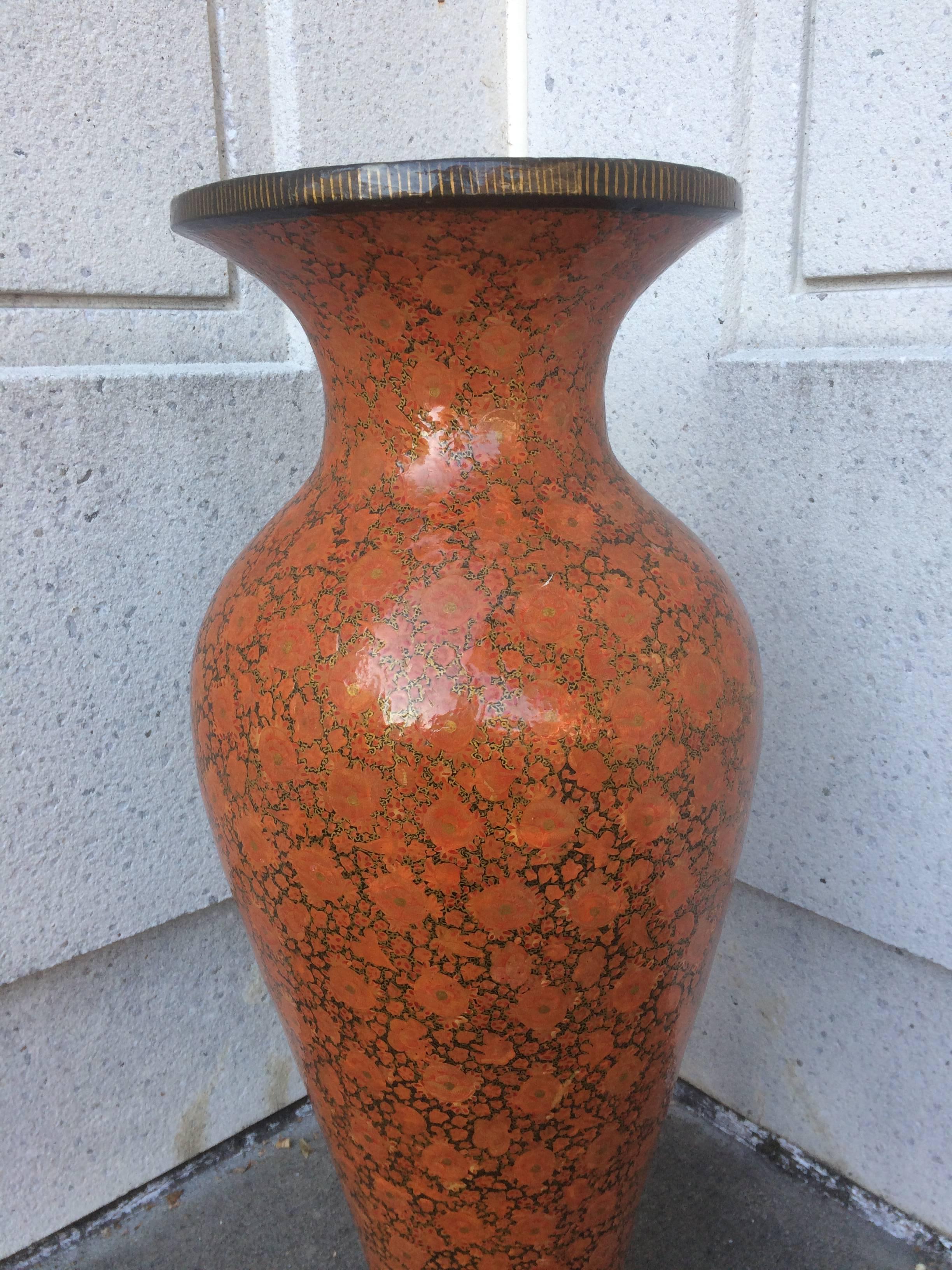 Superbe vase en papier mâché de grande taille, de forme élégante, avec une belle décoration florale abstraite rouge et noire peinte et laquée à la main. Cachemire.

3 pieds de haut