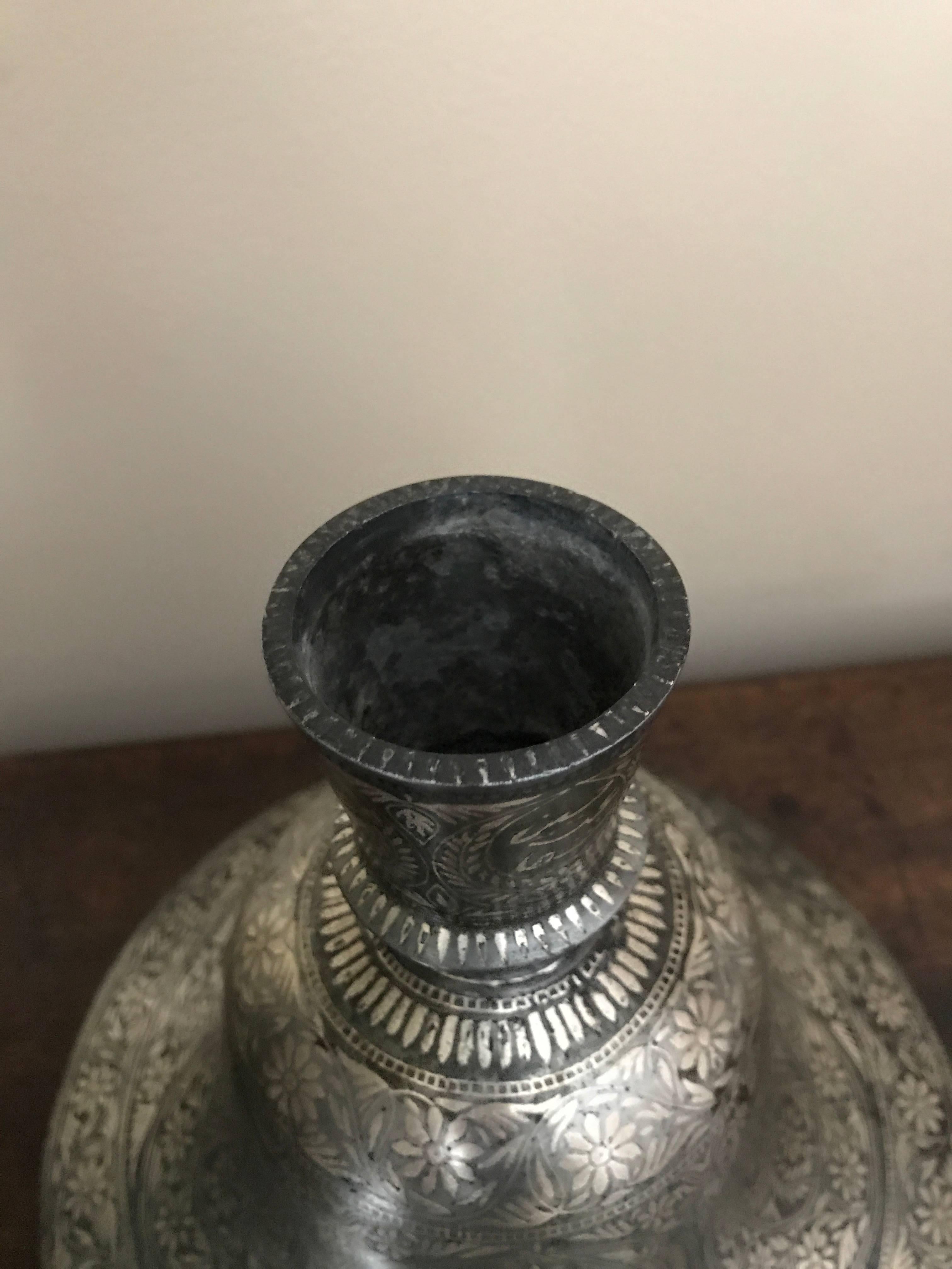 Indian Mughal Silver Inlaid Bidri Hookah Base In Good Condition In Stamford, CT