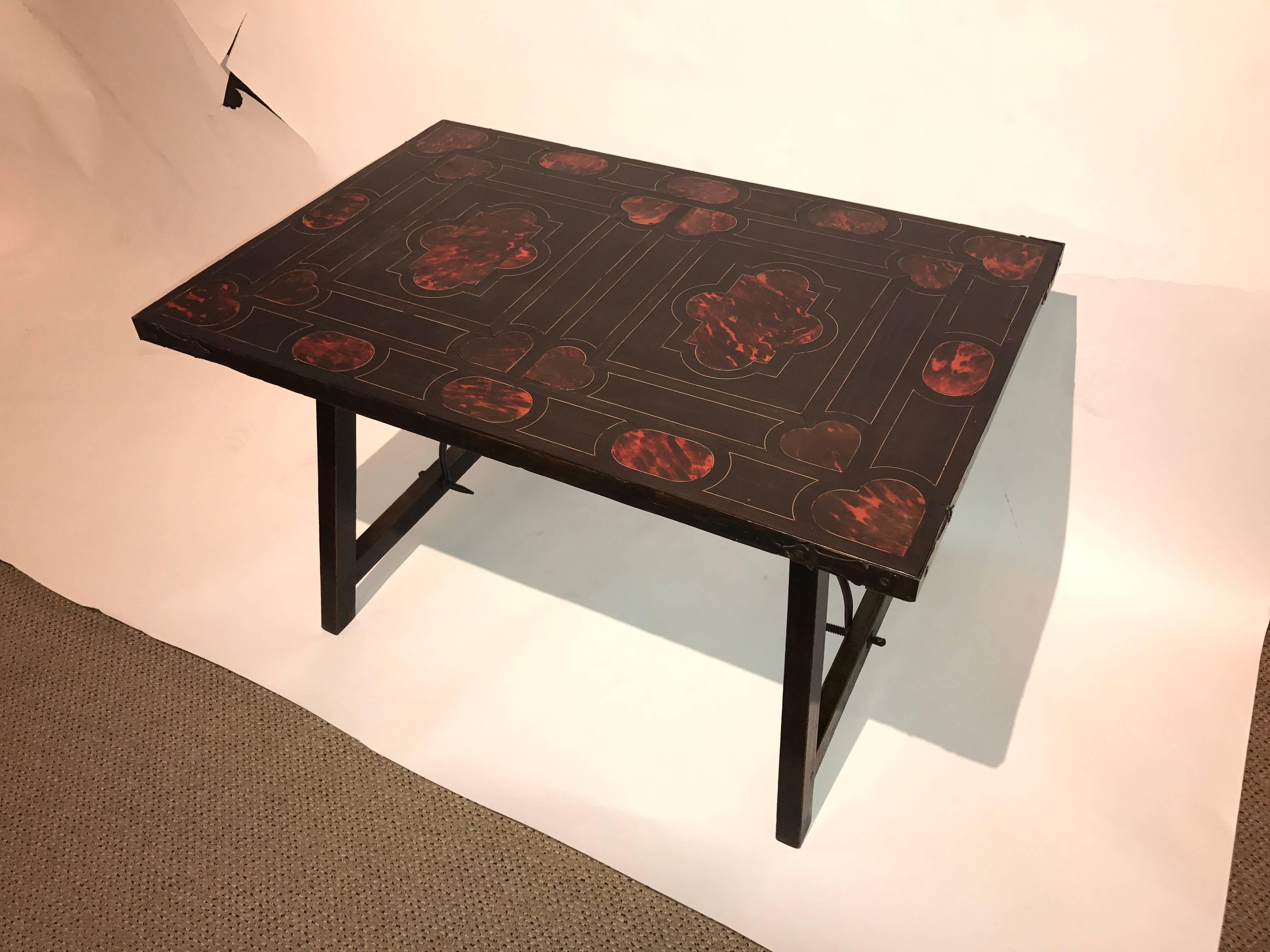 Spanish Baroque Rosewood and Tortoishell Inlaid Side Table In Excellent Condition For Sale In Stamford, CT