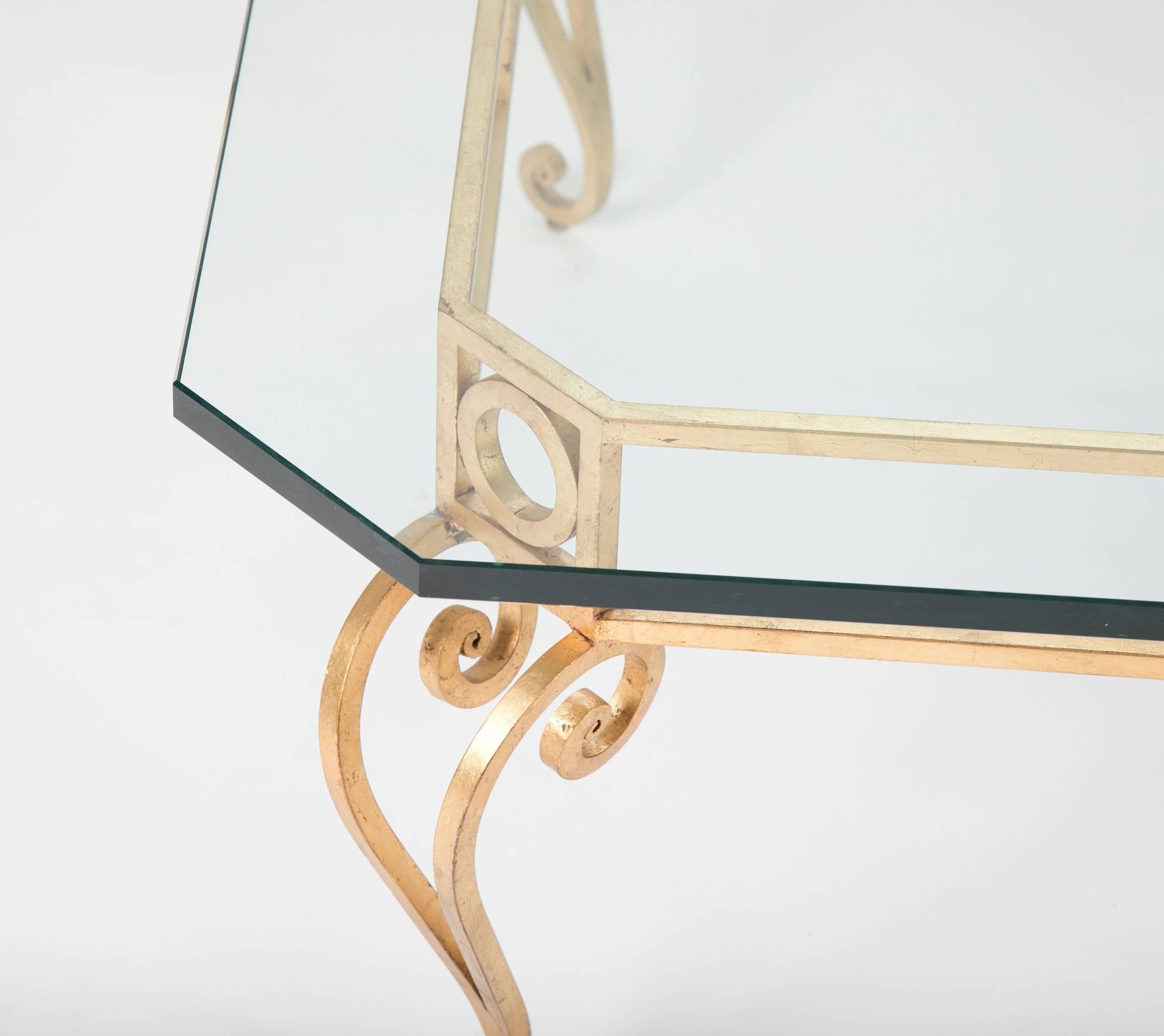 Table basse Hollywood Regency moderne du milieu du siècle dernier en fer doré avec plateau en verre Bon état - En vente à Stamford, CT