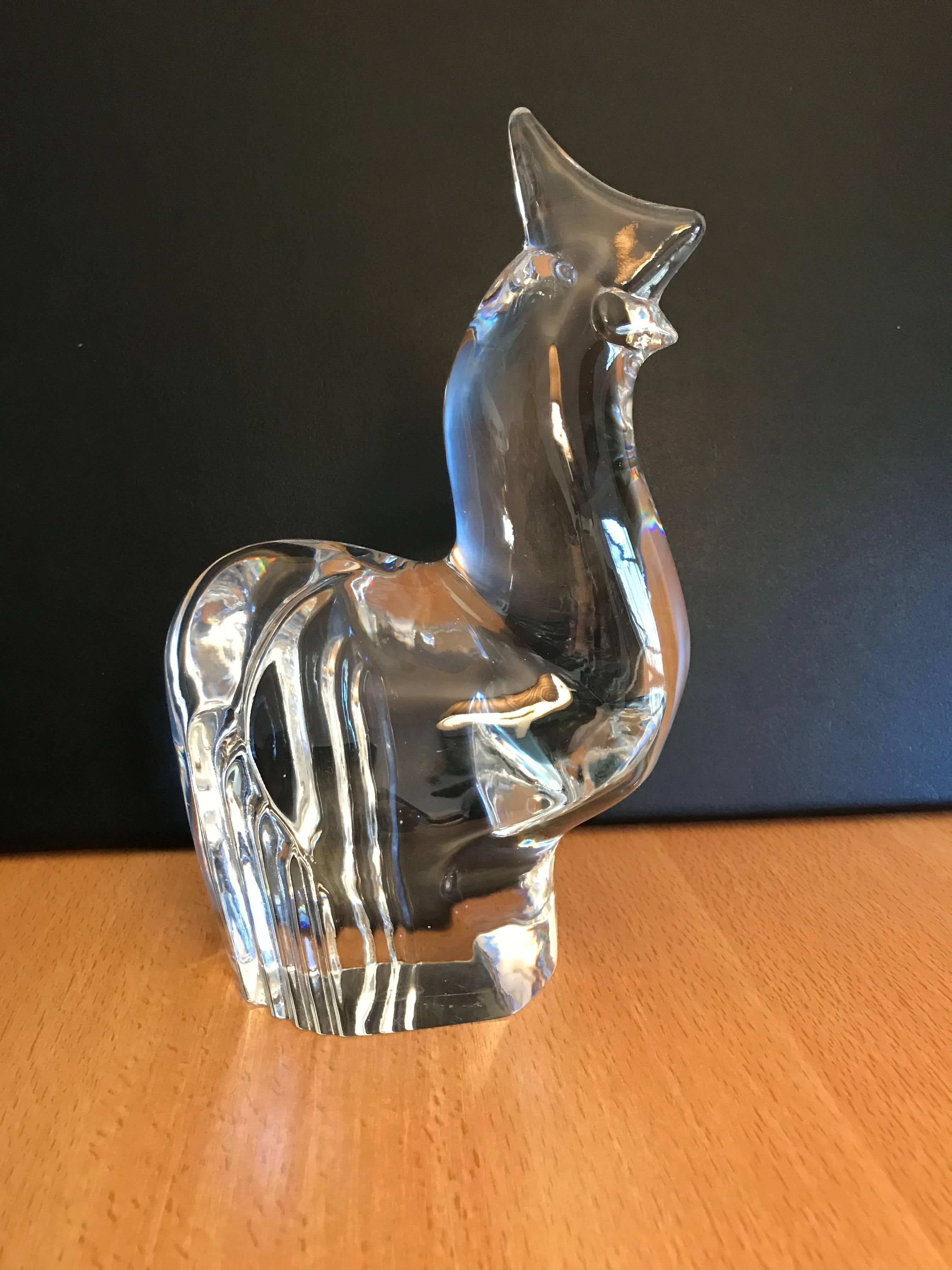 Mid-Century moderno Gallo di cristallo Expo firmato da Orrefors Olle Alberius con etichette originali in vendita