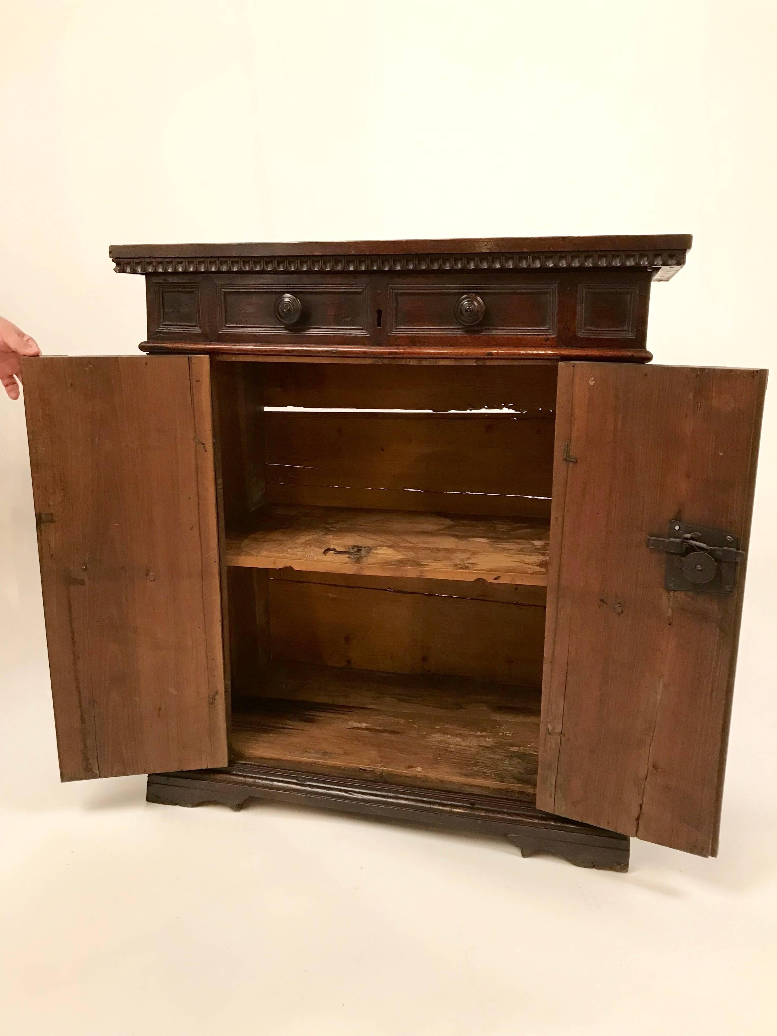 Italian Baroque Walnut Credenza, All Original In Excellent Condition In Stamford, CT