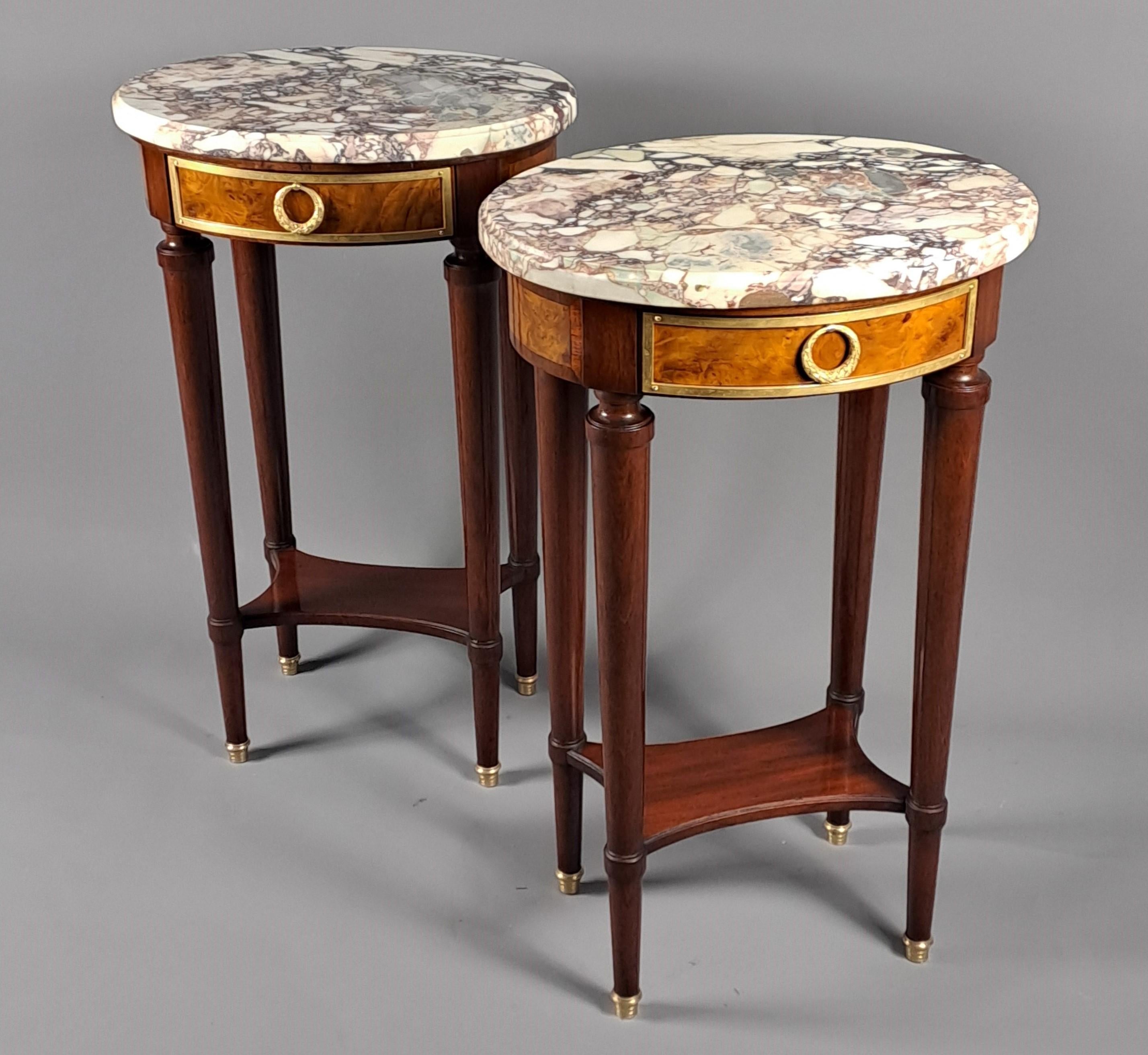 Paire de tables d'appoint de style Louis XVI en vente 1