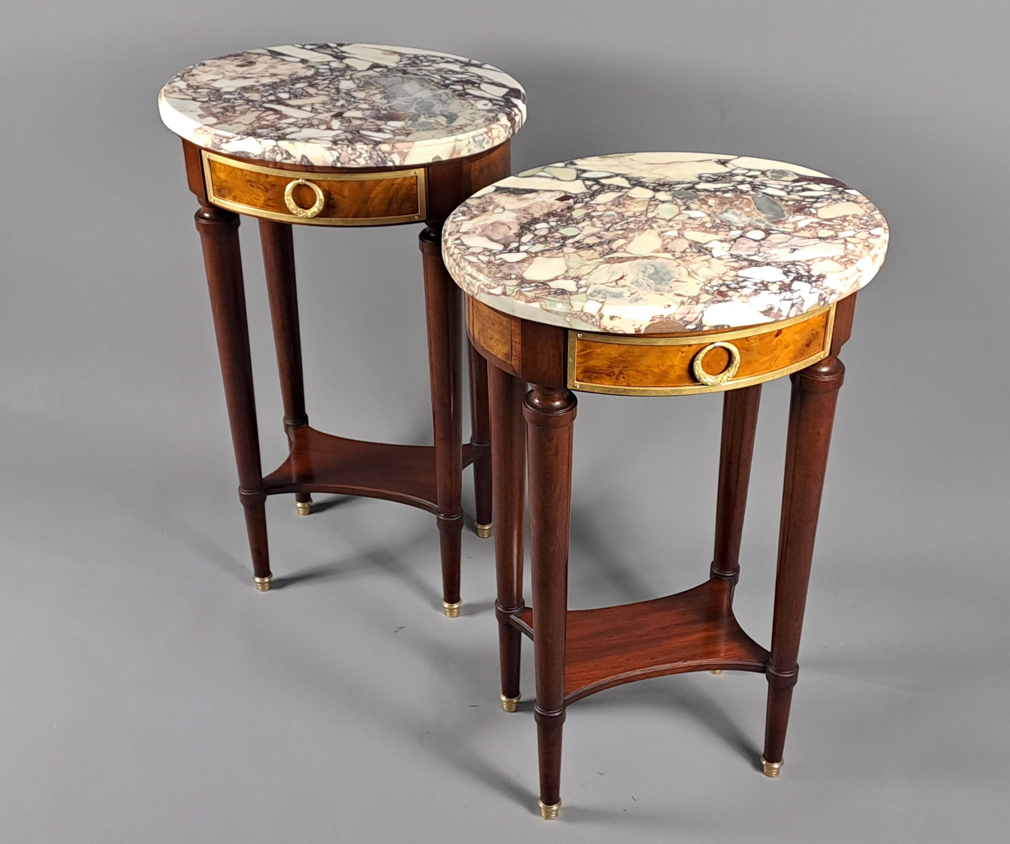 Paire de tables d'appoint de style Louis XVI en vente 3