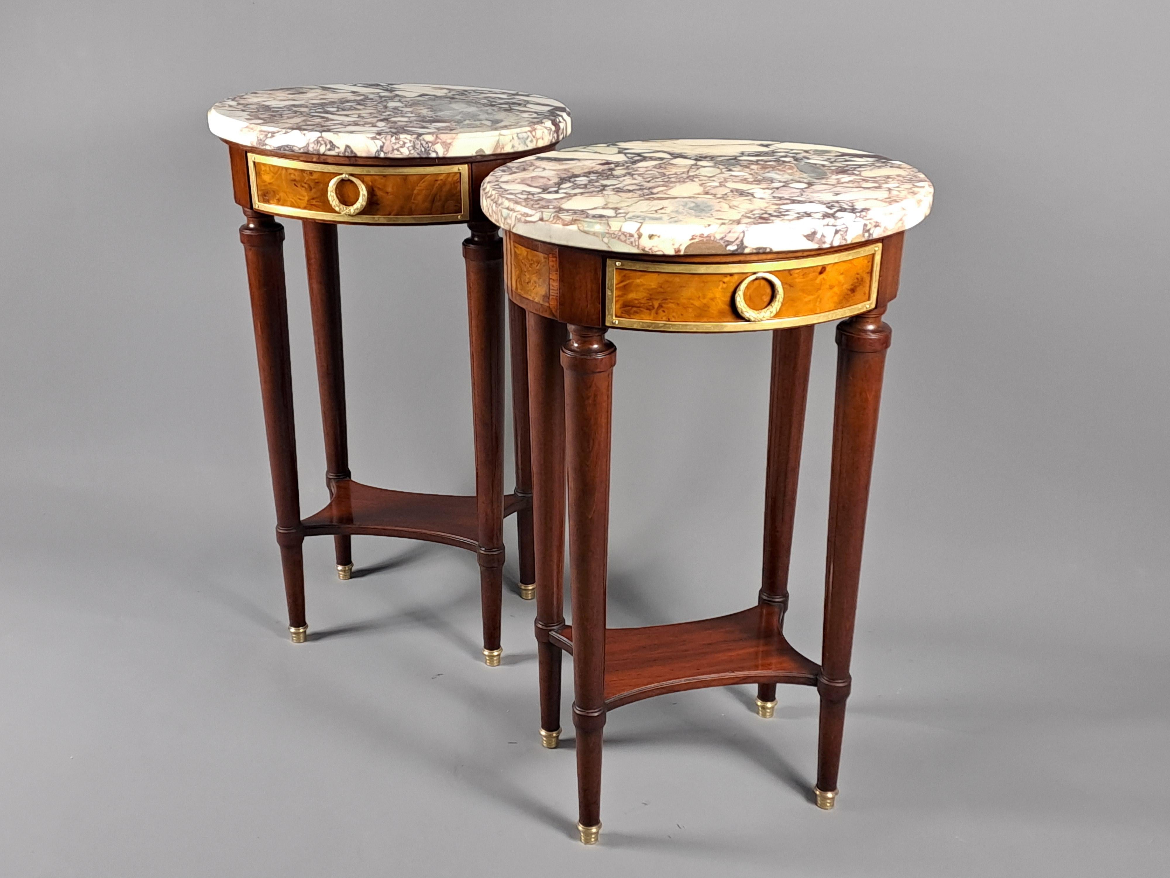 Paire de tables d'appoint de style Louis XVI en vente 2
