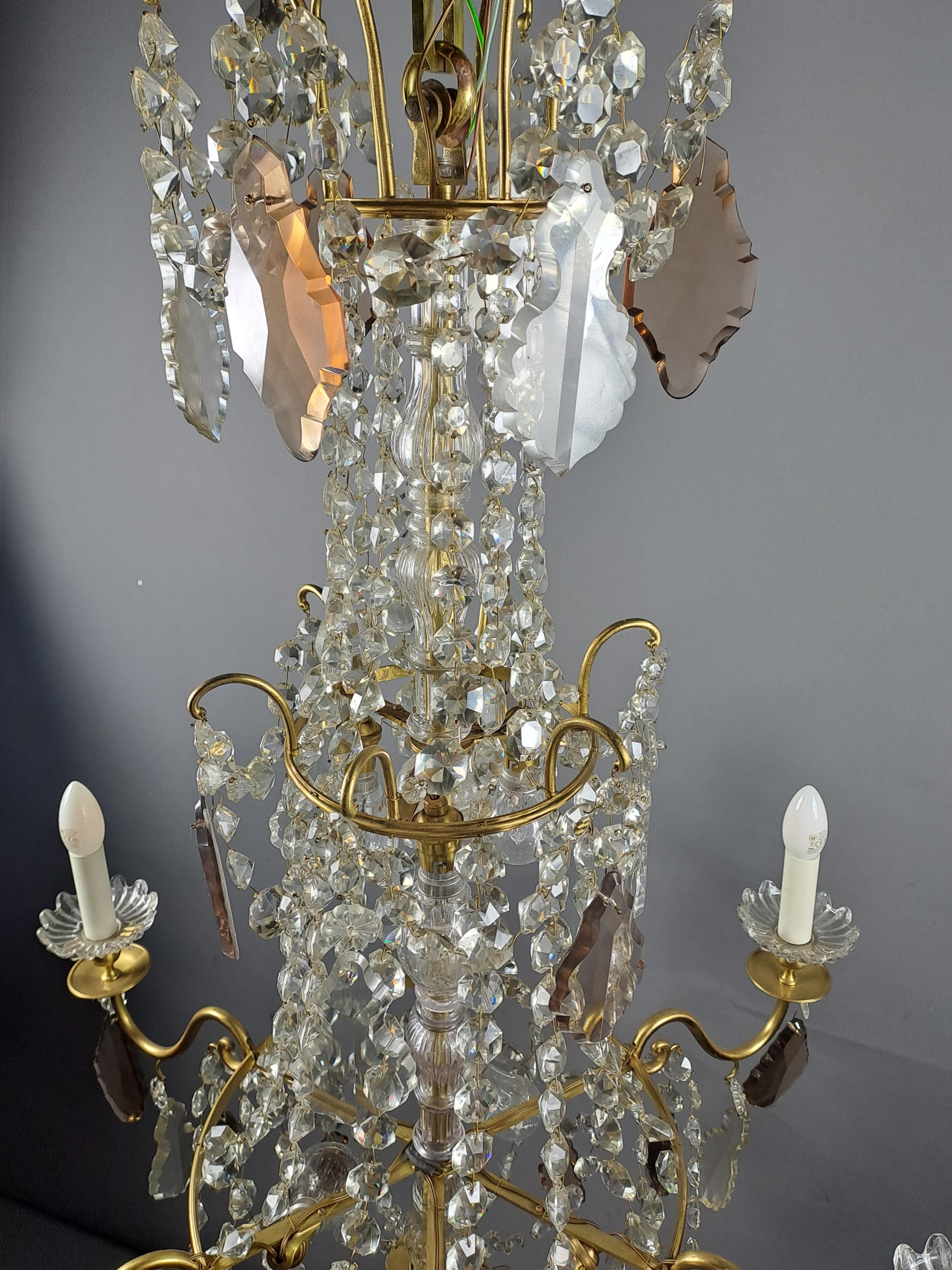 Gran araña estilo Luis XVI de cristal y bronce dorado Bronce en venta