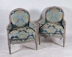 Ein großes Paar Ohrensessel im Louis-XVI-Stil aus lackiertem Holz