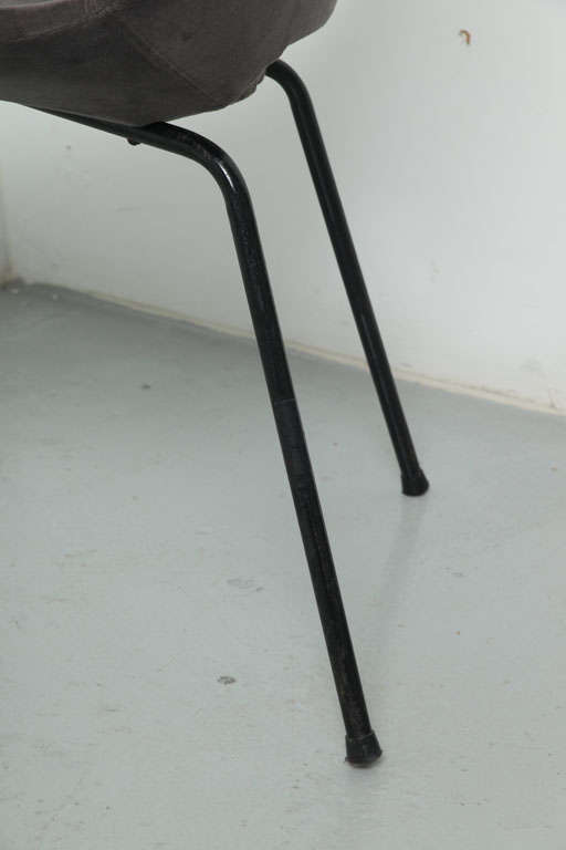Stuhl „Tonneau“ von Pierre Guariche für Steiner (Metall) im Angebot