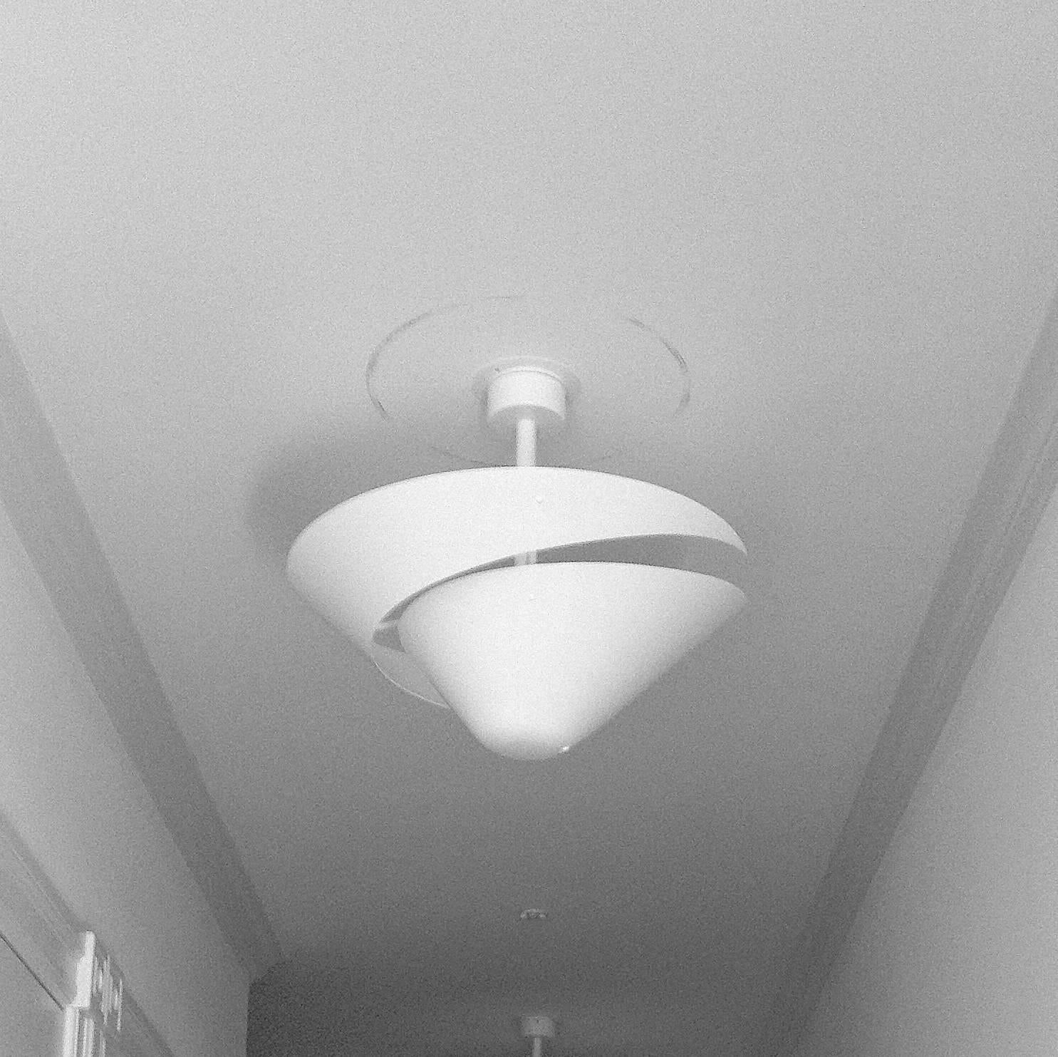 Il guscio di una lumaca è l'ispirazione per questa lampada con il suo taglio a spirale nel paralume circolare. La luce si proietta verso il basso attraverso l'apertura, mentre il paralume fa sì che la luce venga riflessa dal soffitto.

Disponibile
