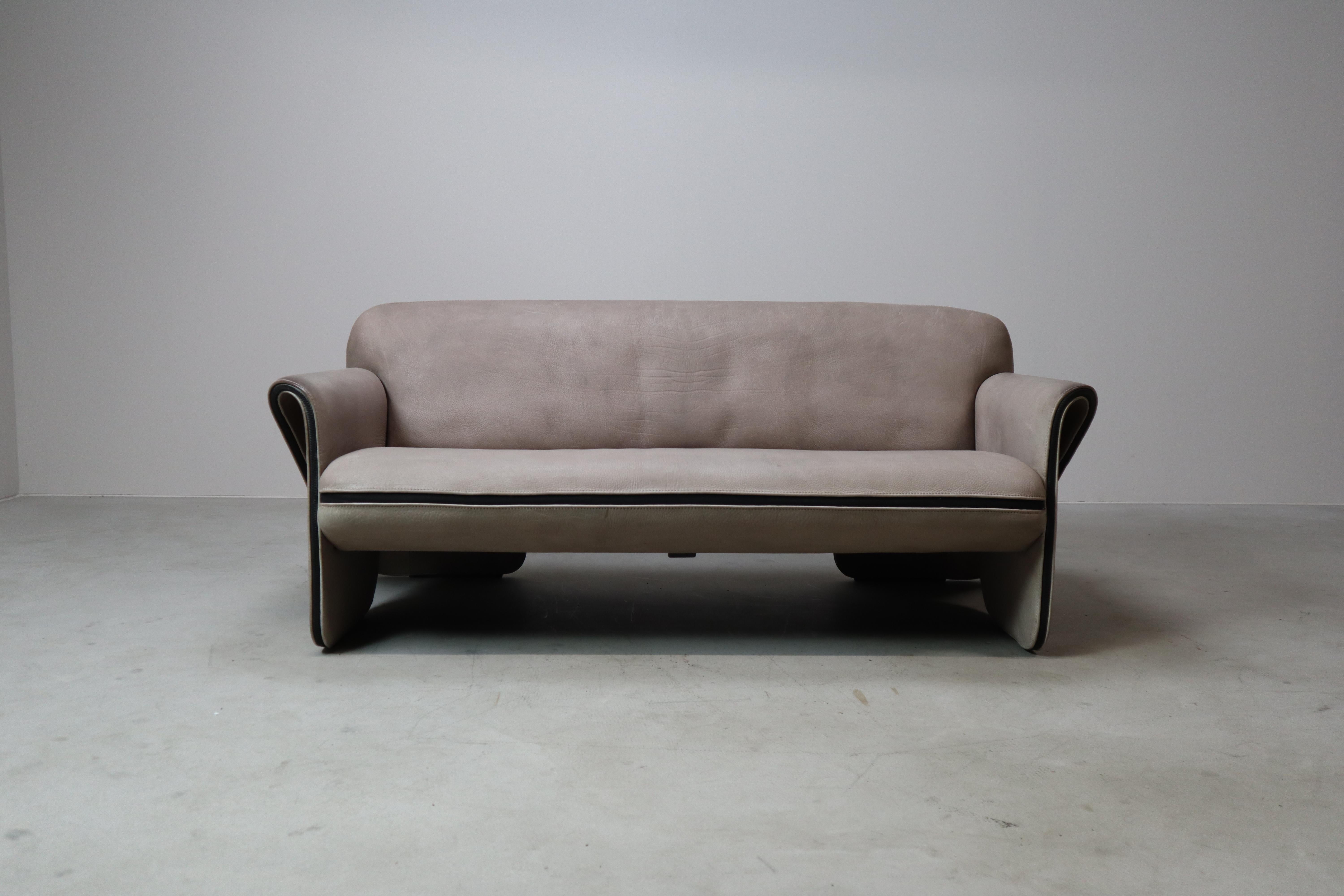Two-seat sofa from the iconic DS-125 collection, designed by German architect Gerd Lange for De Sede, Switzerland in 1978. This sculptural model is known for its fluid, monolithic shape, distinctive zippered seams, and bold armrest curves — a