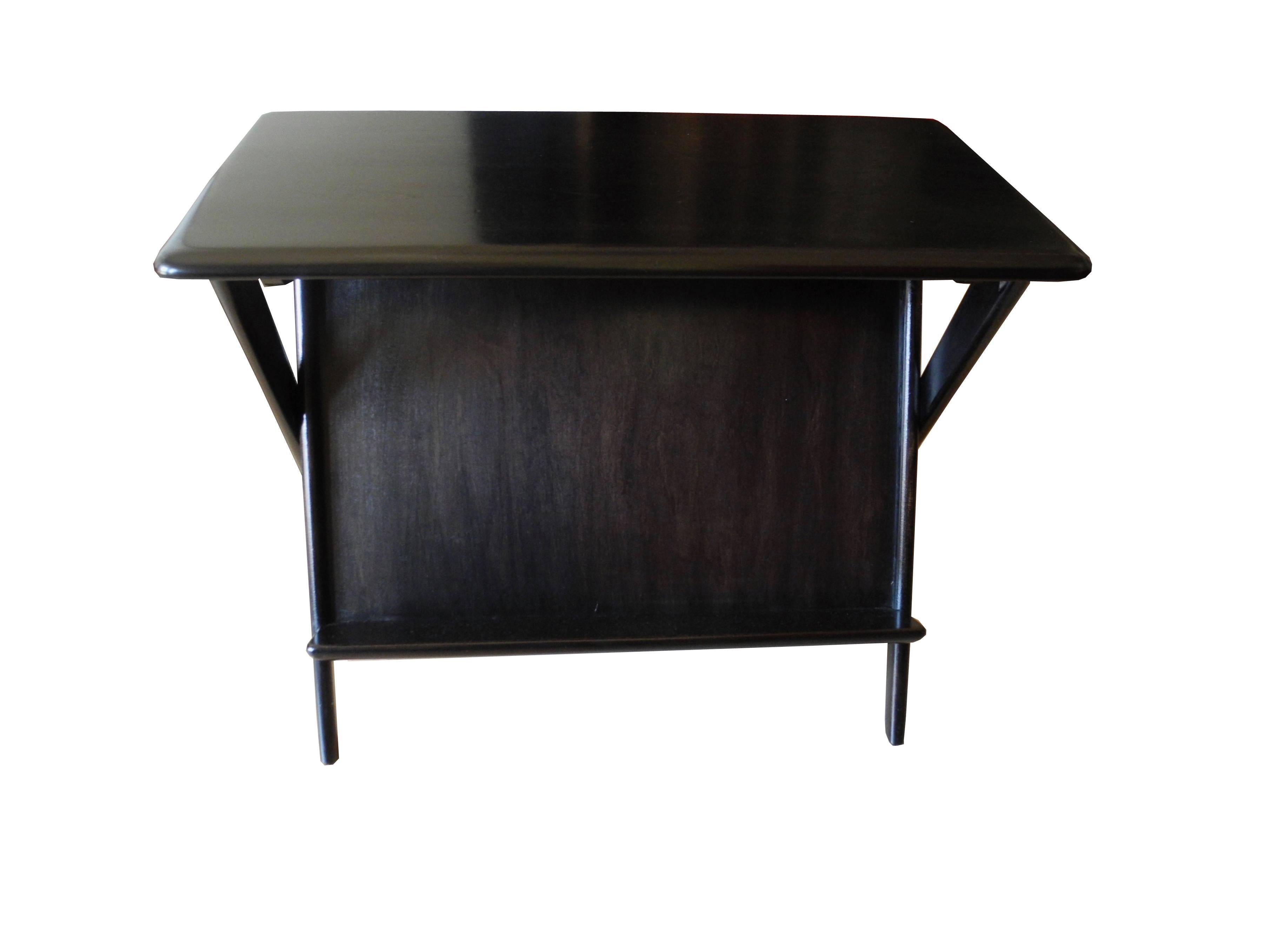 American Pair of Mid-Century Modern Heywood-Wakefield Night Stands or Magazine Tables For Sale