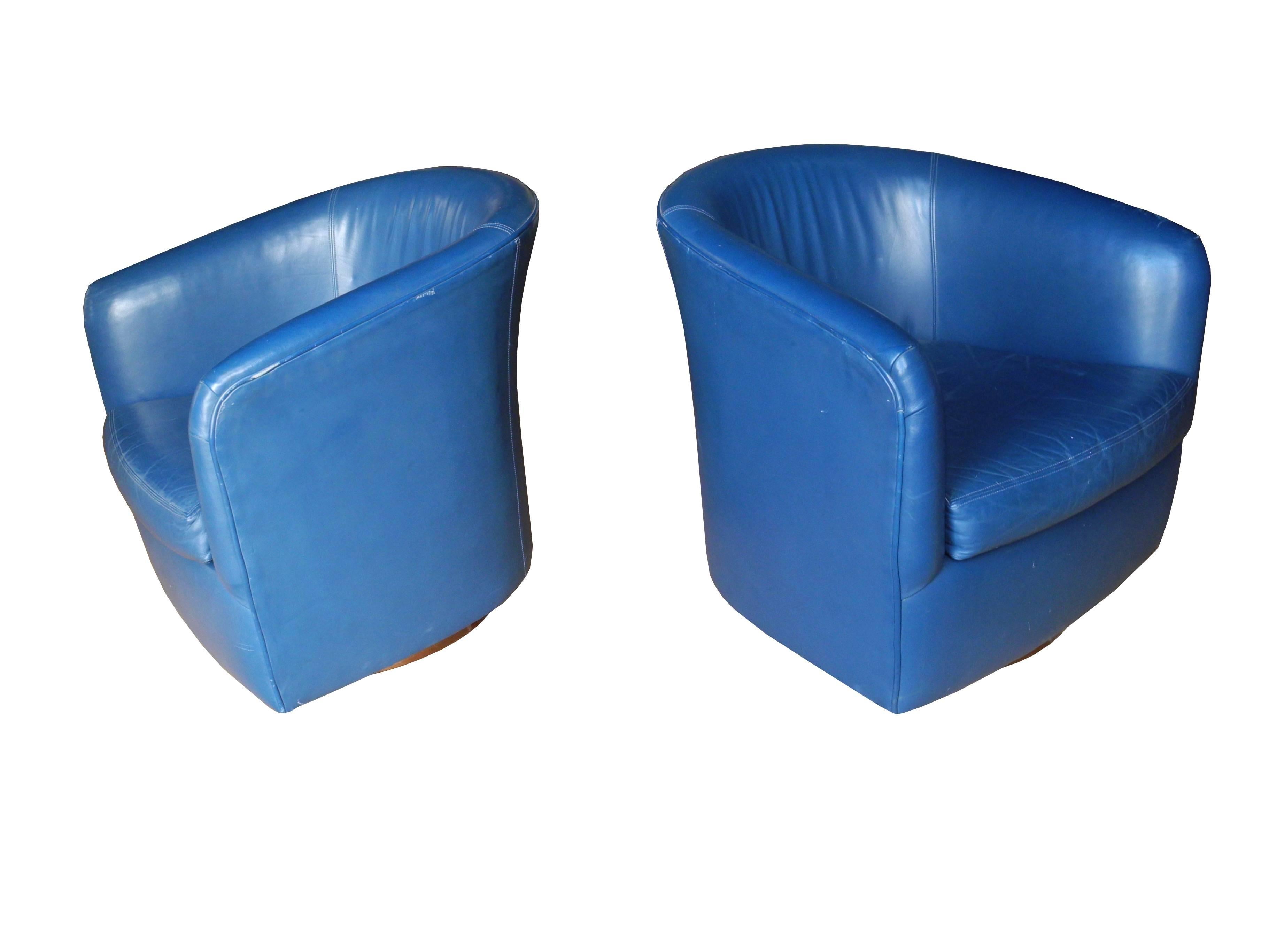 Pair of Mid-Century Modern Blue Leather Swivel Lounge Chairs by Milo Baughman In Good Condition In Hudson, NY