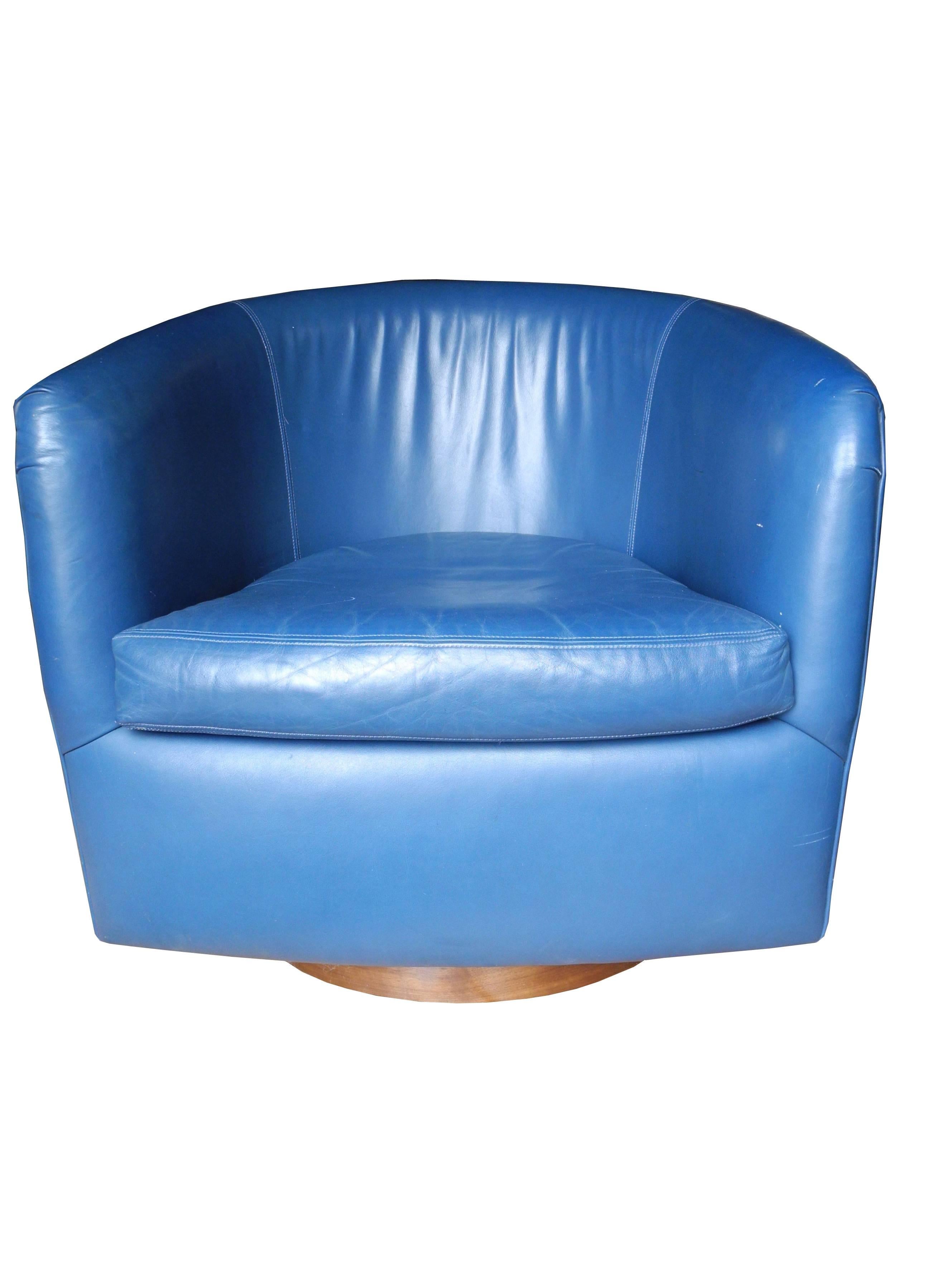 20th Century Pair of Mid-Century Modern Blue Leather Swivel Lounge Chairs by Milo Baughman