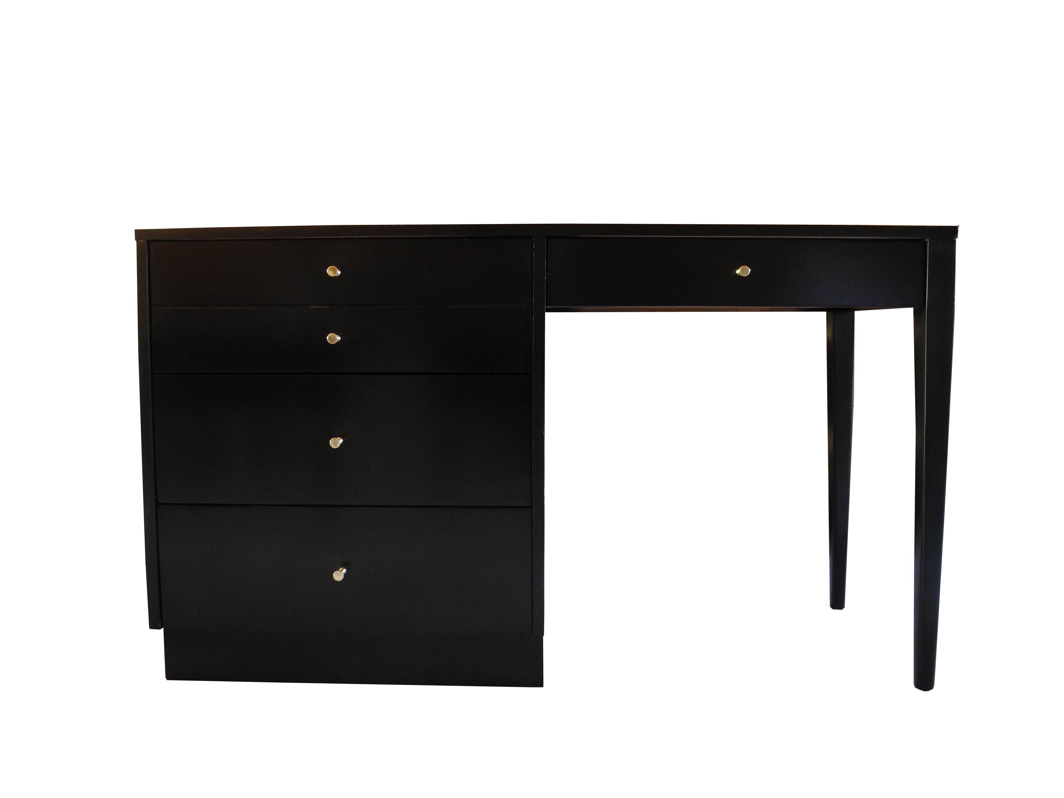 Mid-Century American Modern Black Maple Desk and Drawers by Paul McCobb im Zustand „Gut“ im Angebot in Hudson, NY