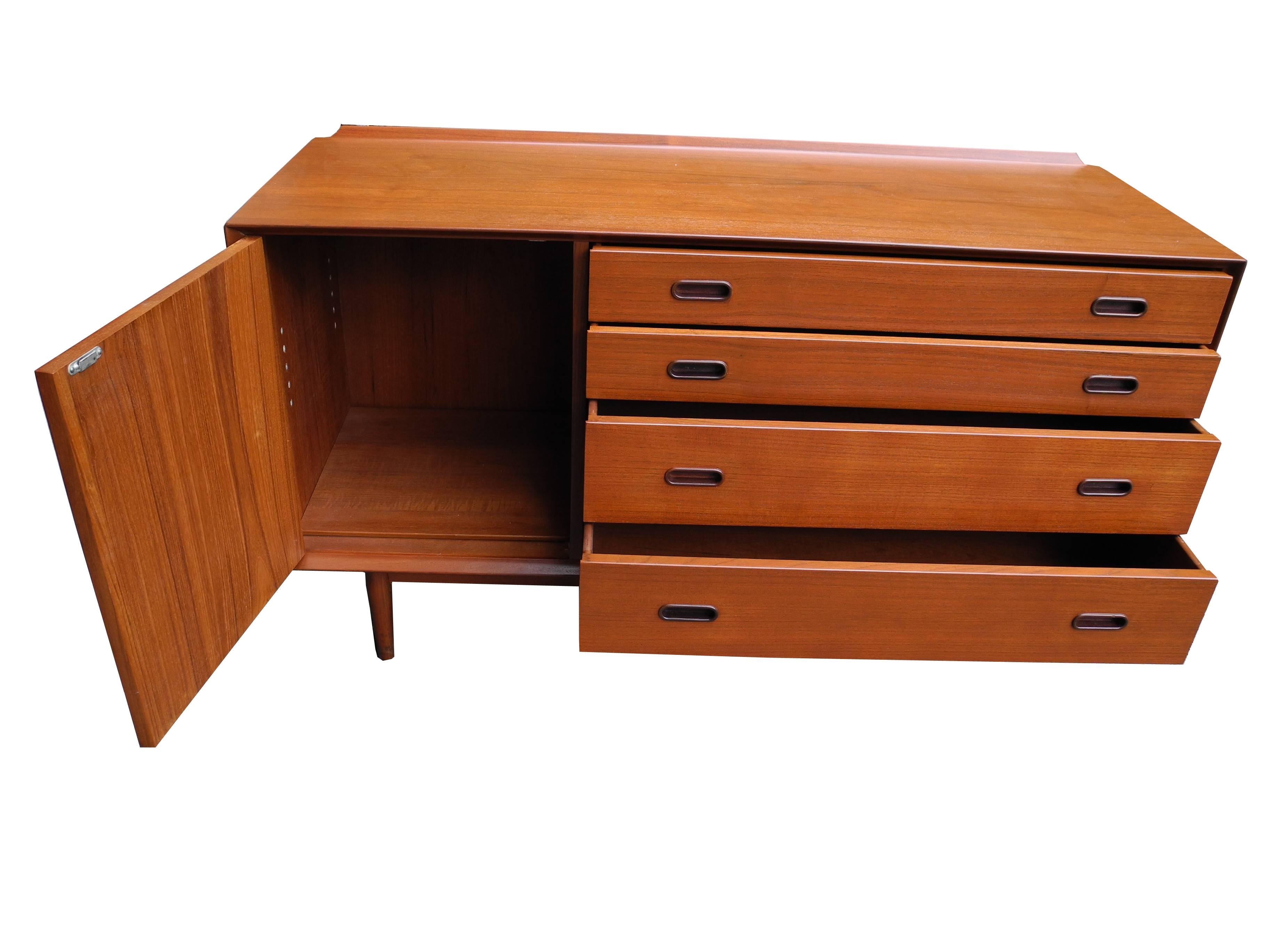 Danish Mid-Century Modern Teak, Drawers and Cabinet Sideboard by Arne Vodder In Good Condition For Sale In Hudson, NY