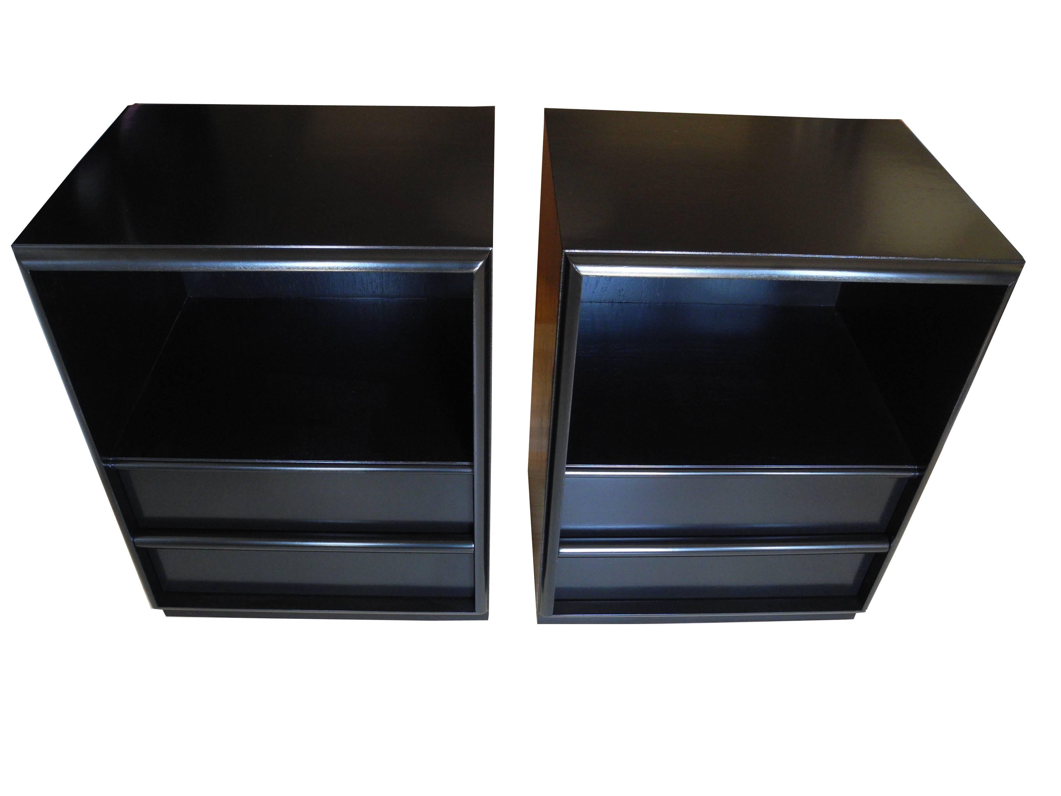 Mid-Century Modern Pair of T.H. Robsjohn-Gibbings Nightstands for Widdicomb In Excellent Condition In Hudson, NY