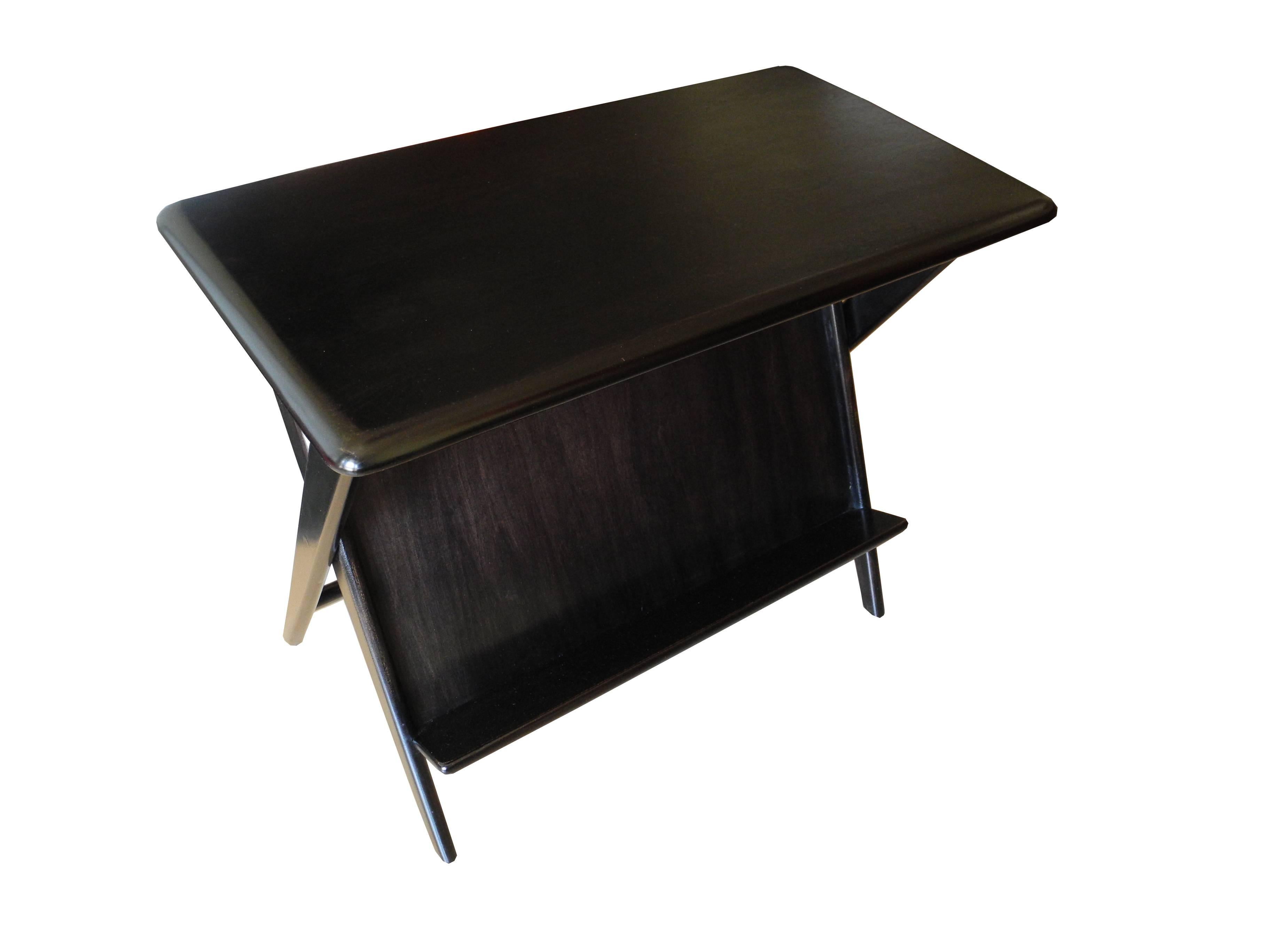 20th Century Pair of Mid-Century Modern Heywood-Wakefield Night Stands or Magazine Tables For Sale