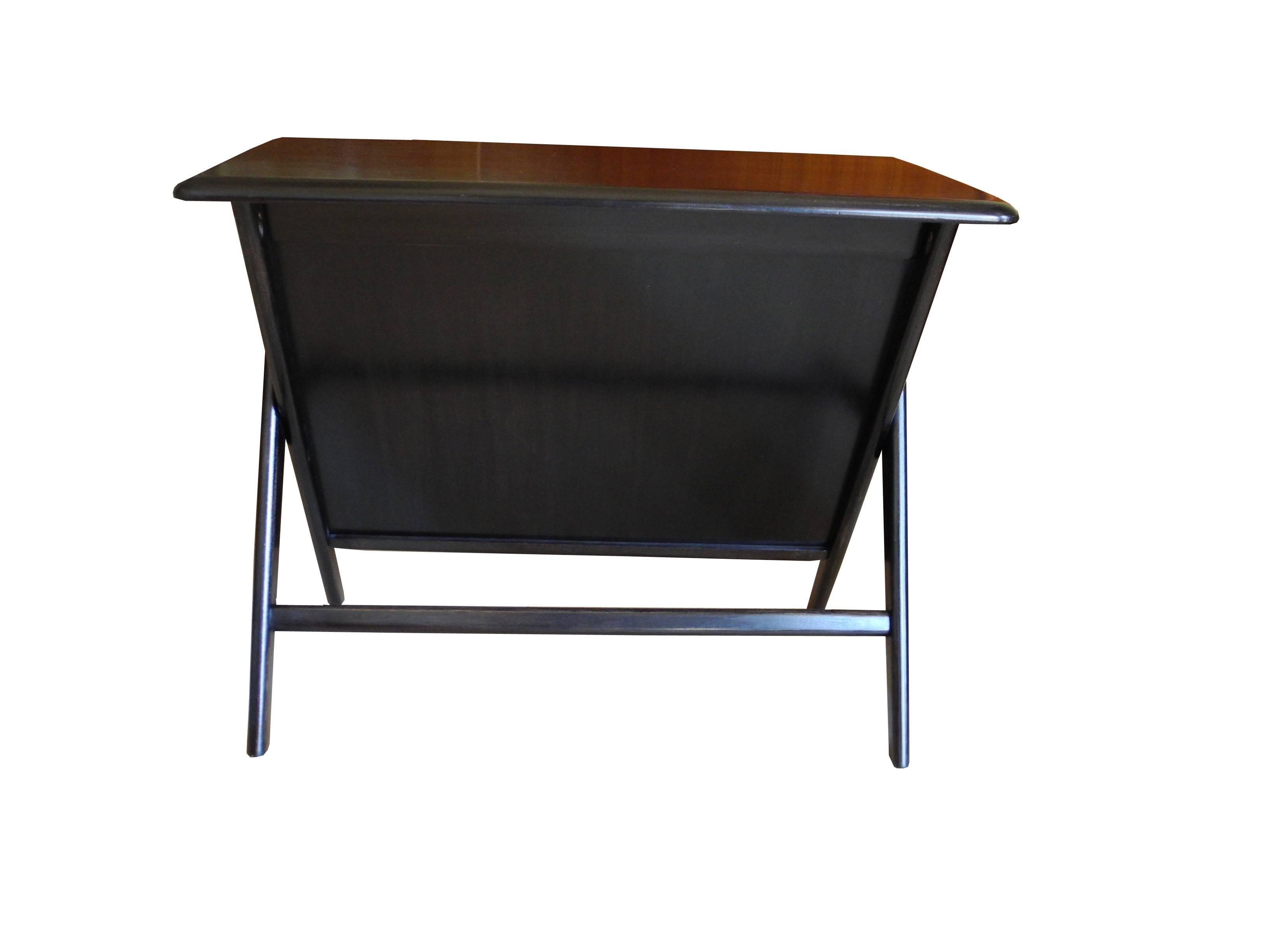 Maple Pair of Mid-Century Modern Heywood-Wakefield Night Stands or Magazine Tables For Sale