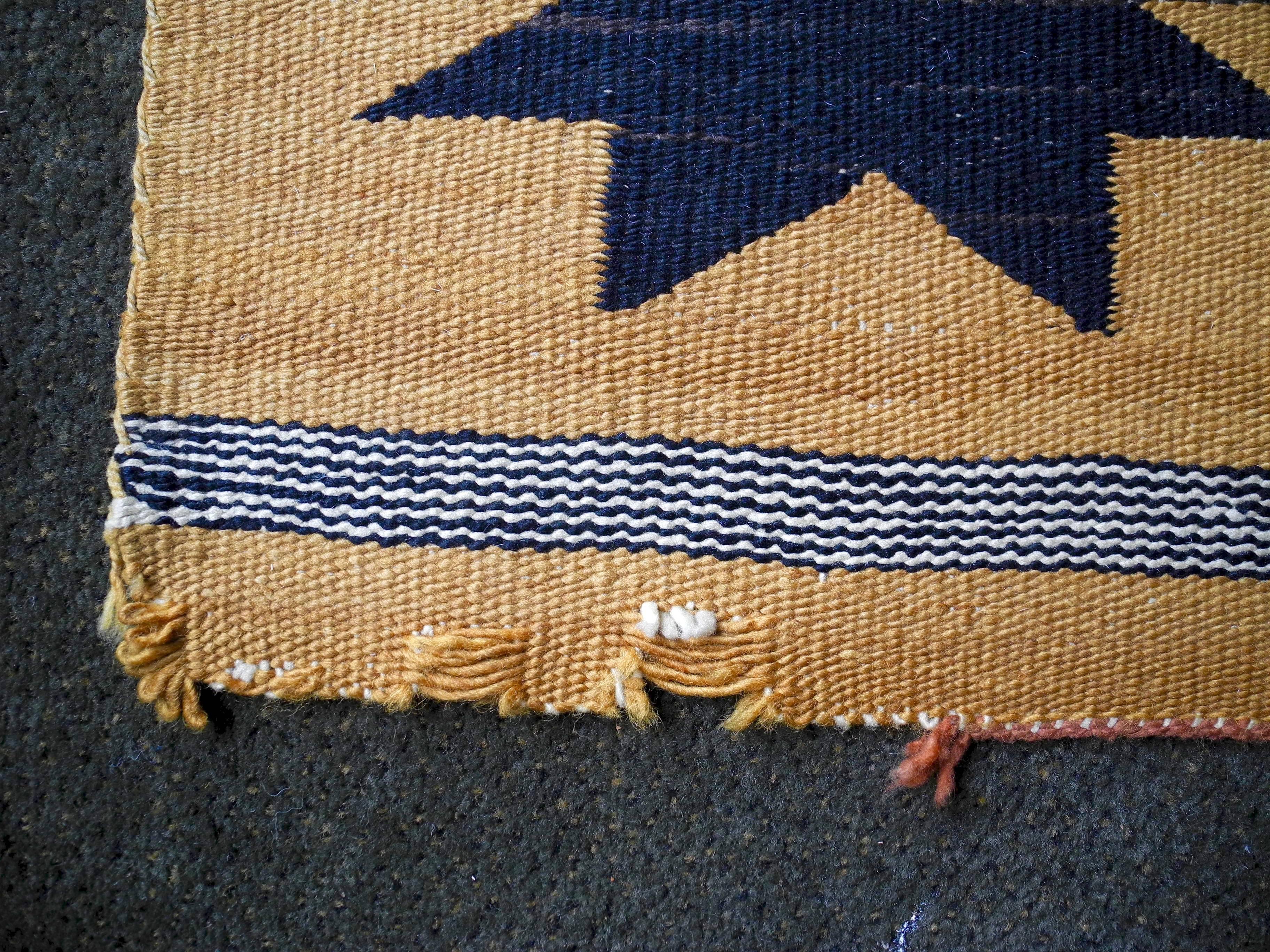 Handwoven Native American Navajo Wool Rug, 1930s In Good Condition For Sale In Hudson, NY