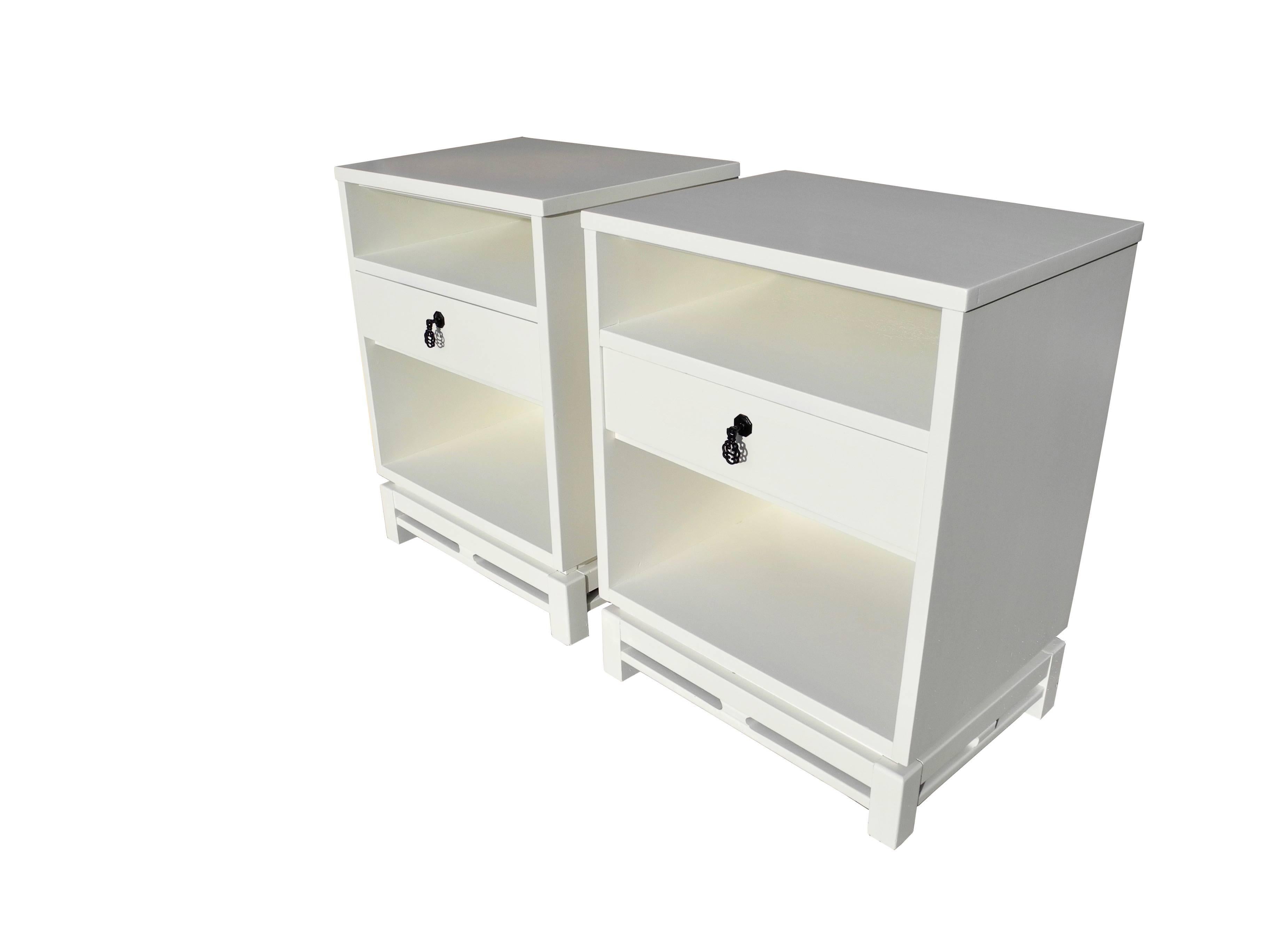 20th Century Pair of Mid-Century Modern Asian Style Linen White Nightstands For Sale