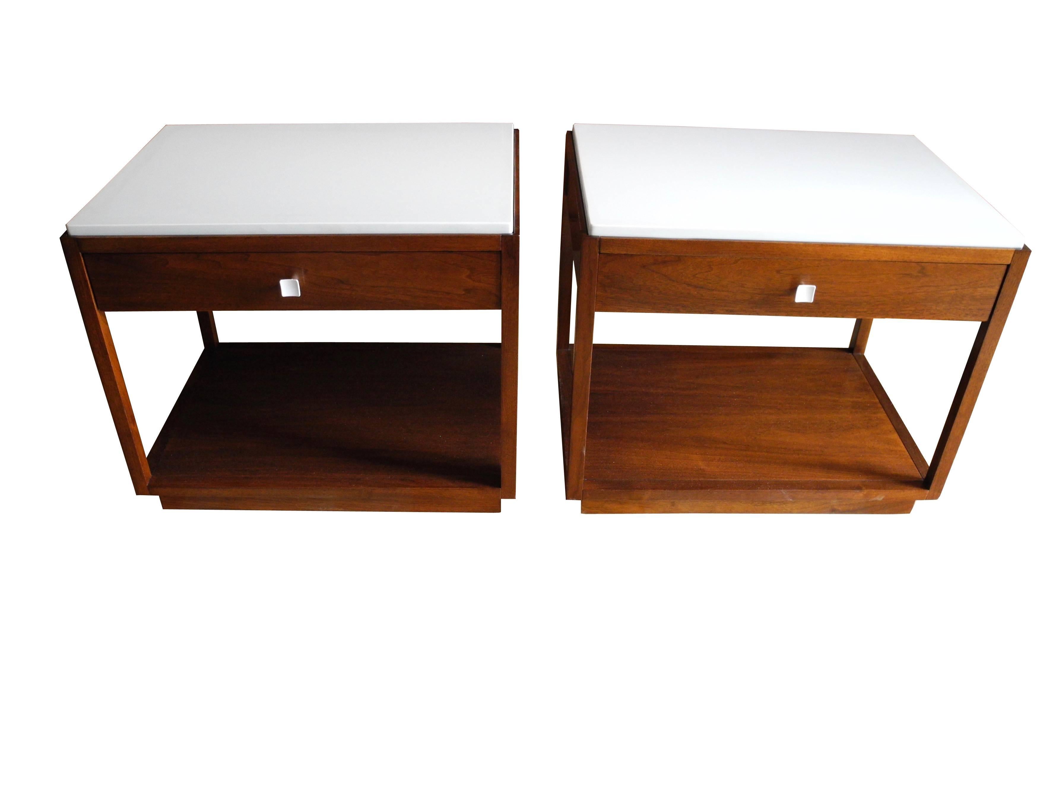 Mid-Century Modern Pair of Nightstands by Milo Baughman for Directional In Good Condition In Hudson, NY