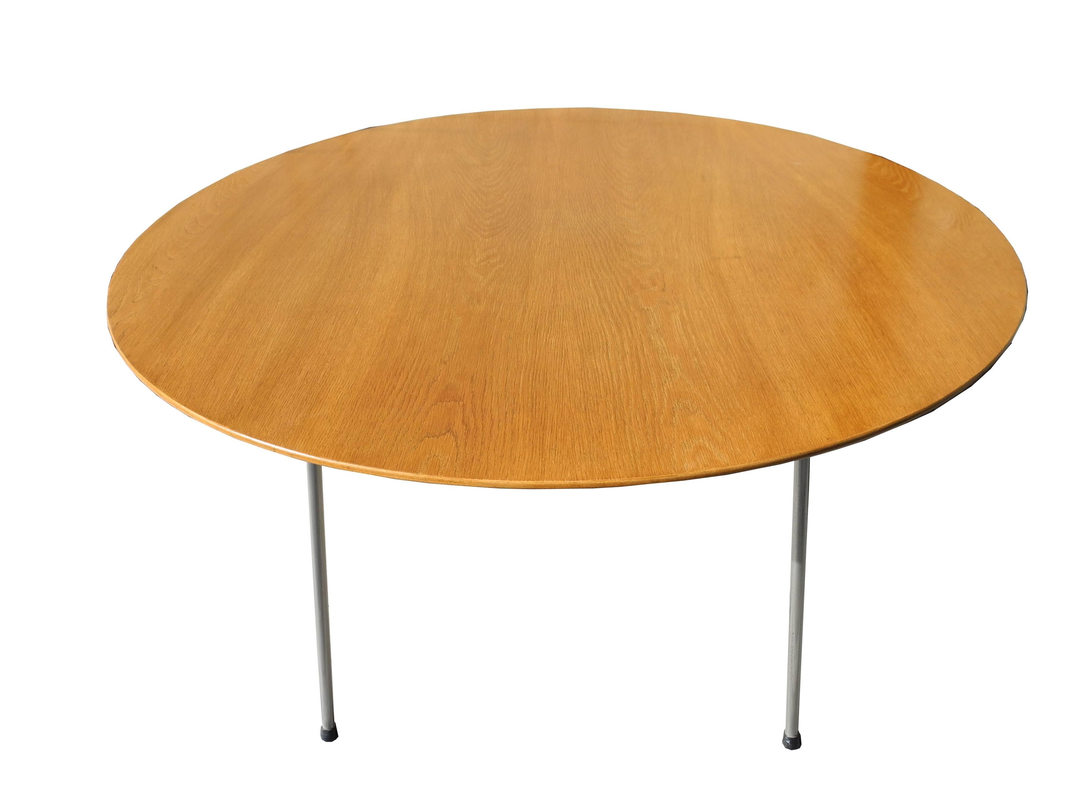 Danish Modern Oak Top Round Table by Arne Jacobsen In Good Condition For Sale In Hudson, NY
