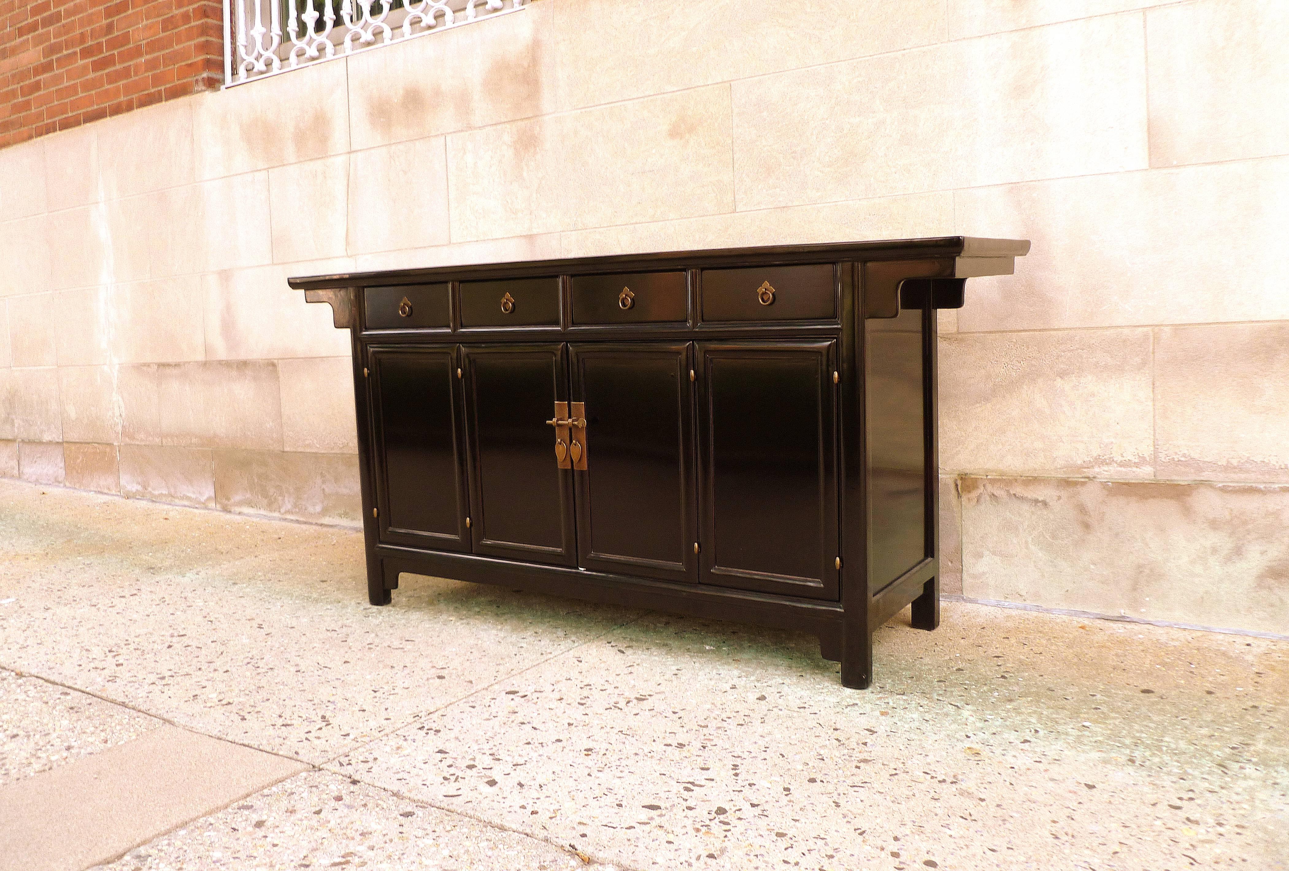 Refined Black Lacquer Sideboard In Excellent Condition In Greenwich, CT