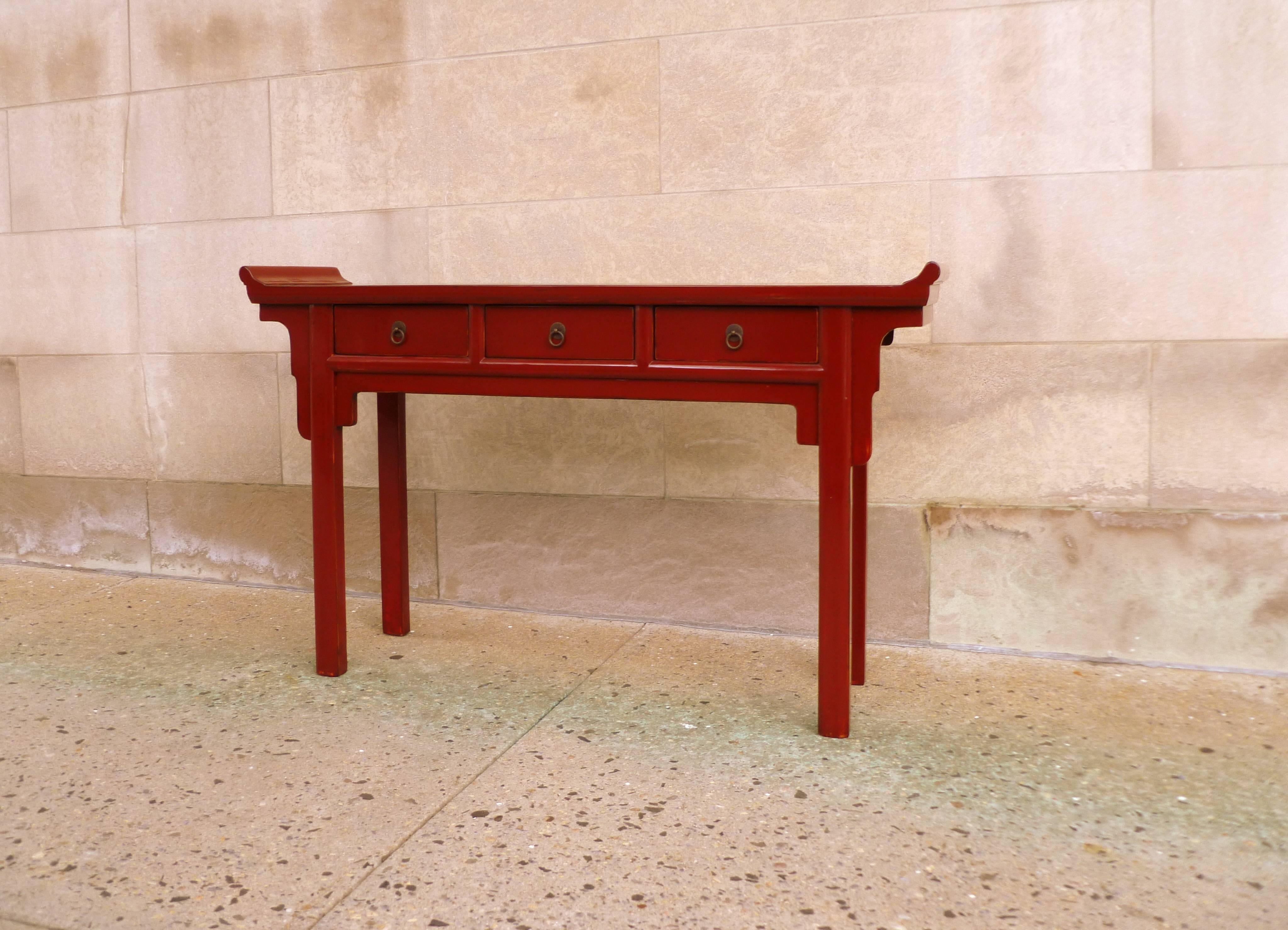Konsolentisch aus rotem Lack mit drei Schubladen (Qing-Dynastie) im Angebot