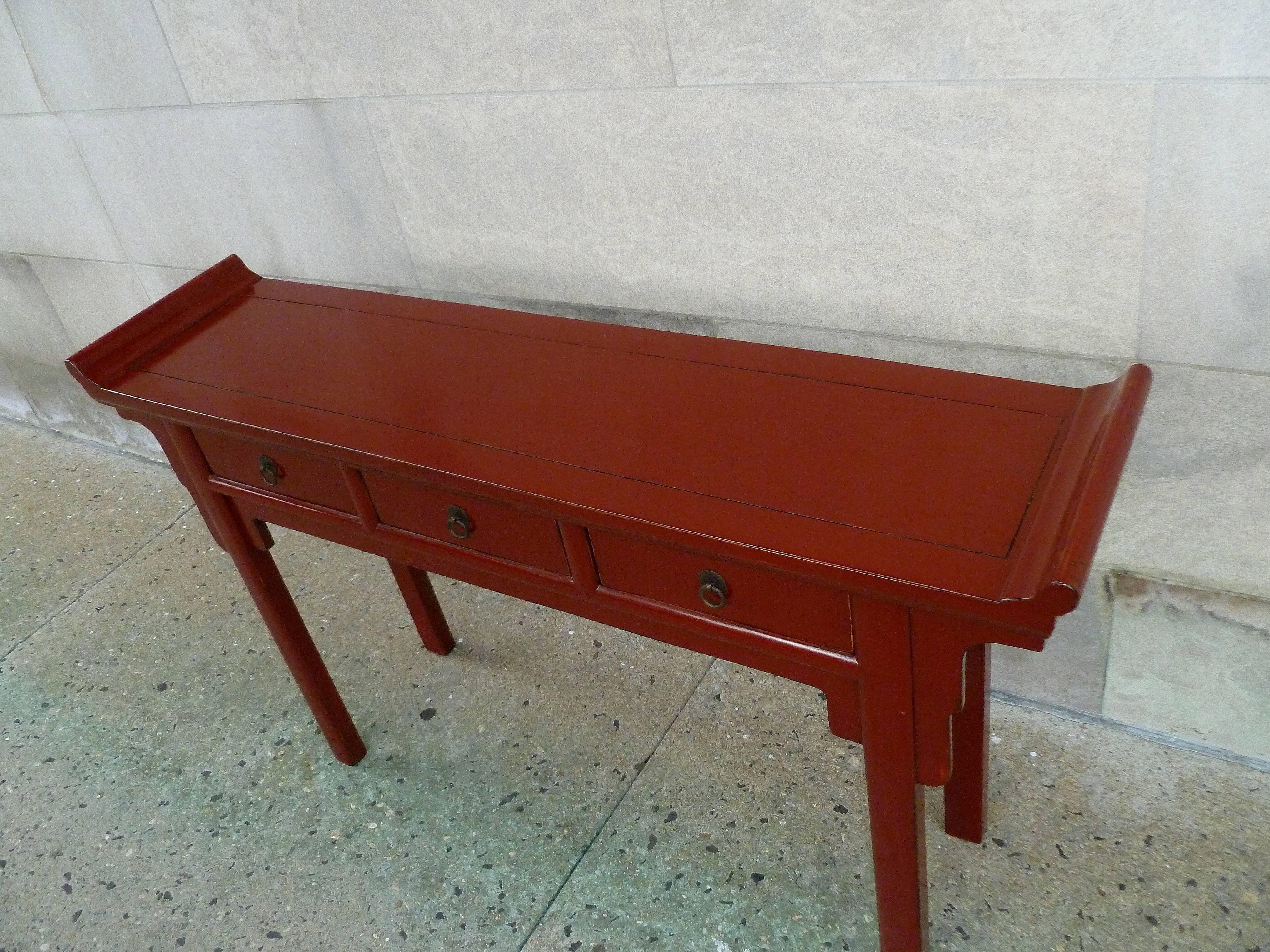 Konsolentisch aus rotem Lack mit drei Schubladen im Angebot 1