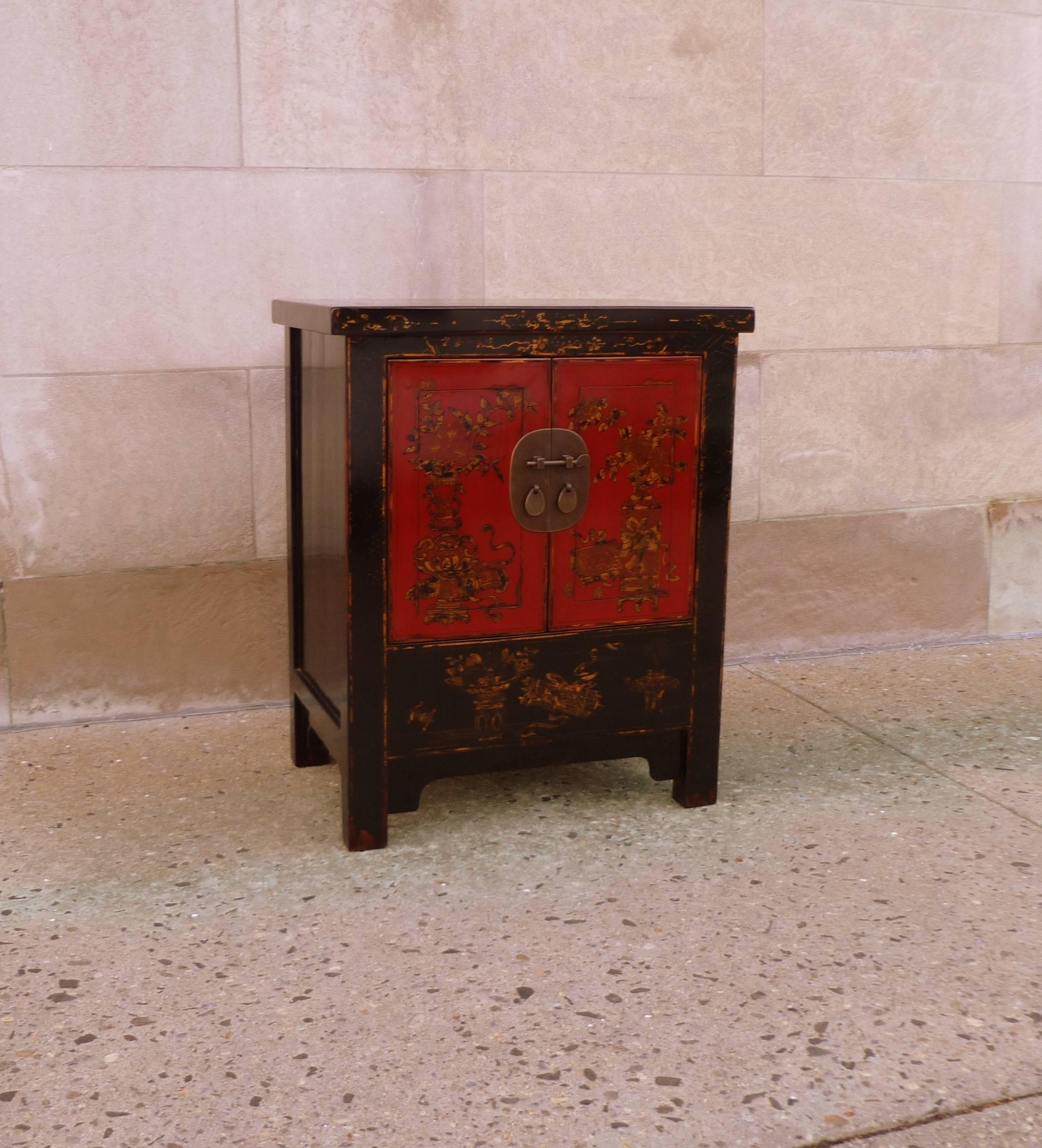 Polished Fine Lacquer Chest with Gold Gilt Motif