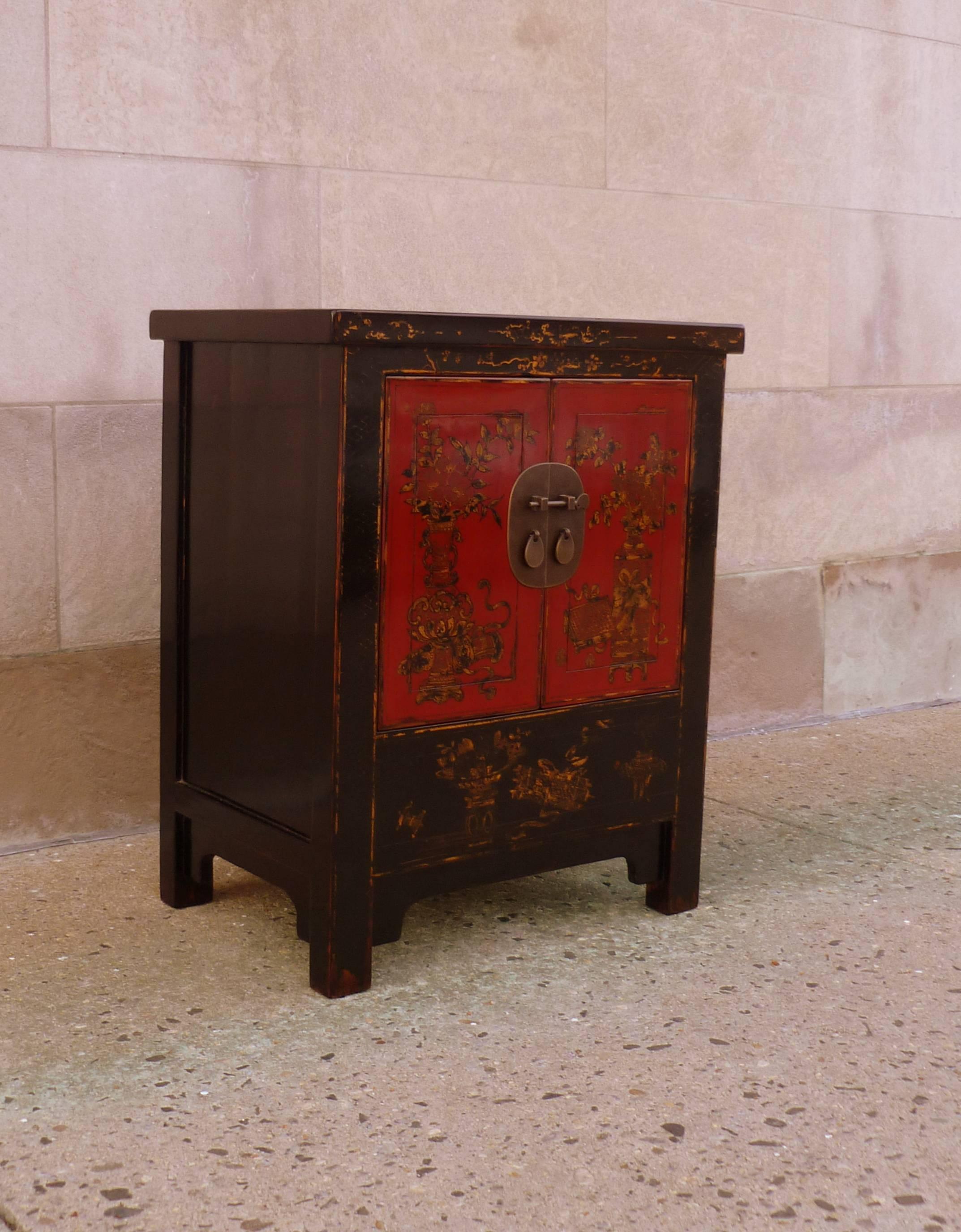 Early 20th Century Fine Lacquer Chest with Gold Gilt Motif