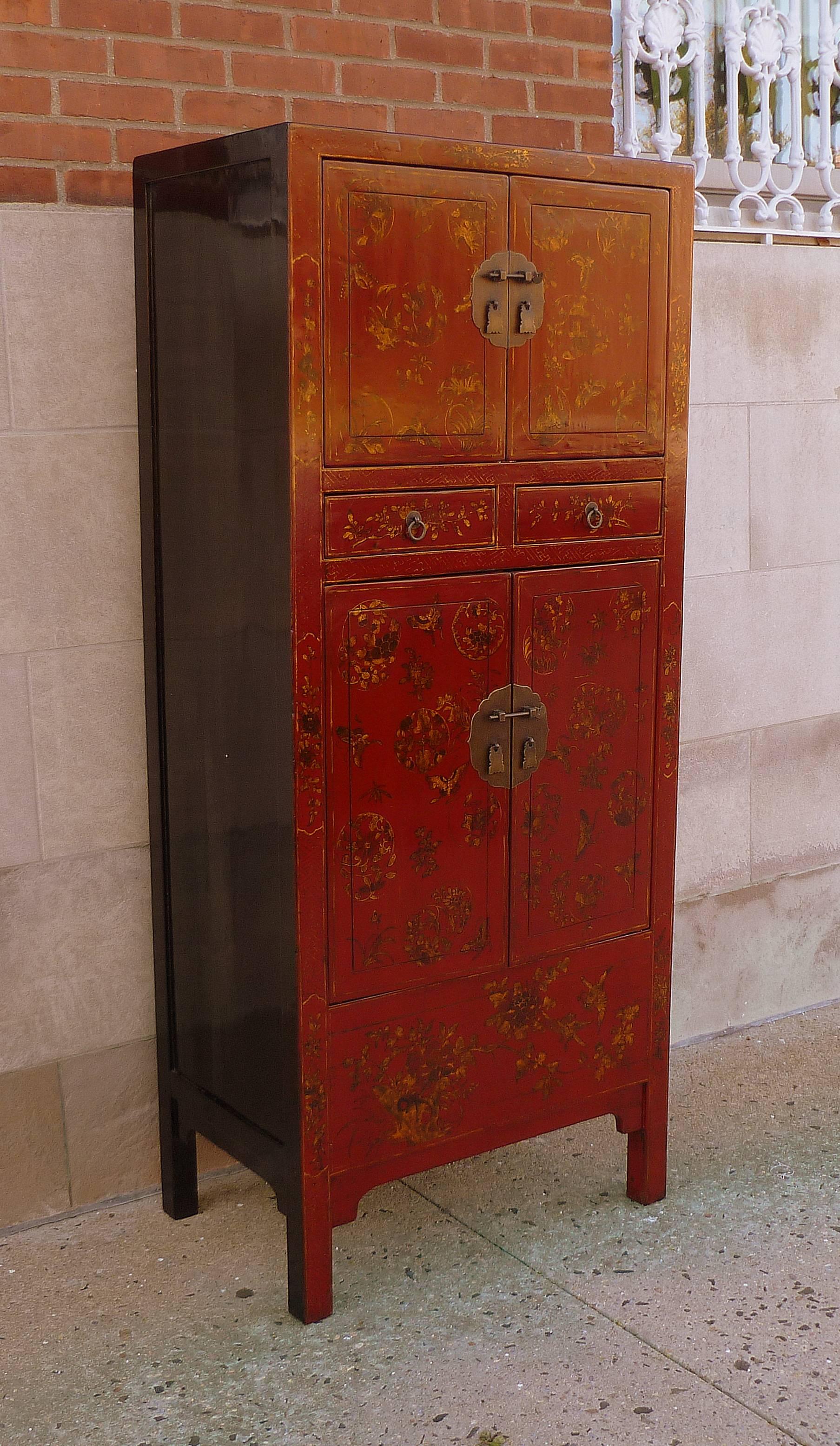Schrank aus rotem Lack mit vergoldetem Motiv (Chinesisch) im Angebot