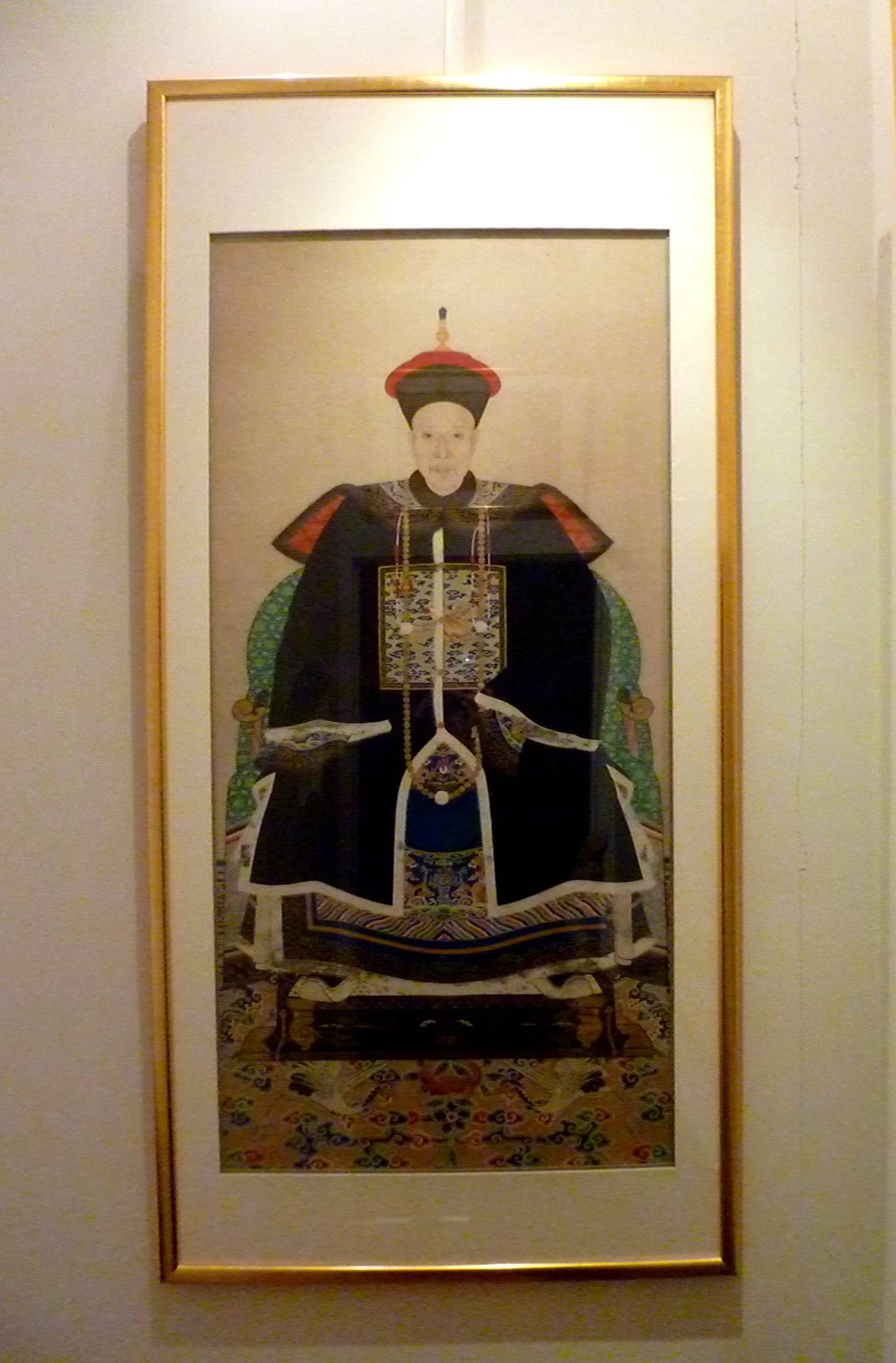 Feines Porträt eines kaiserlichen Beamten im 4. Rang, elegante Farben und raffinierte Details, Tusche und Farbe auf Seide, 19. Jahrhundert, konservatorisch gerahmt.