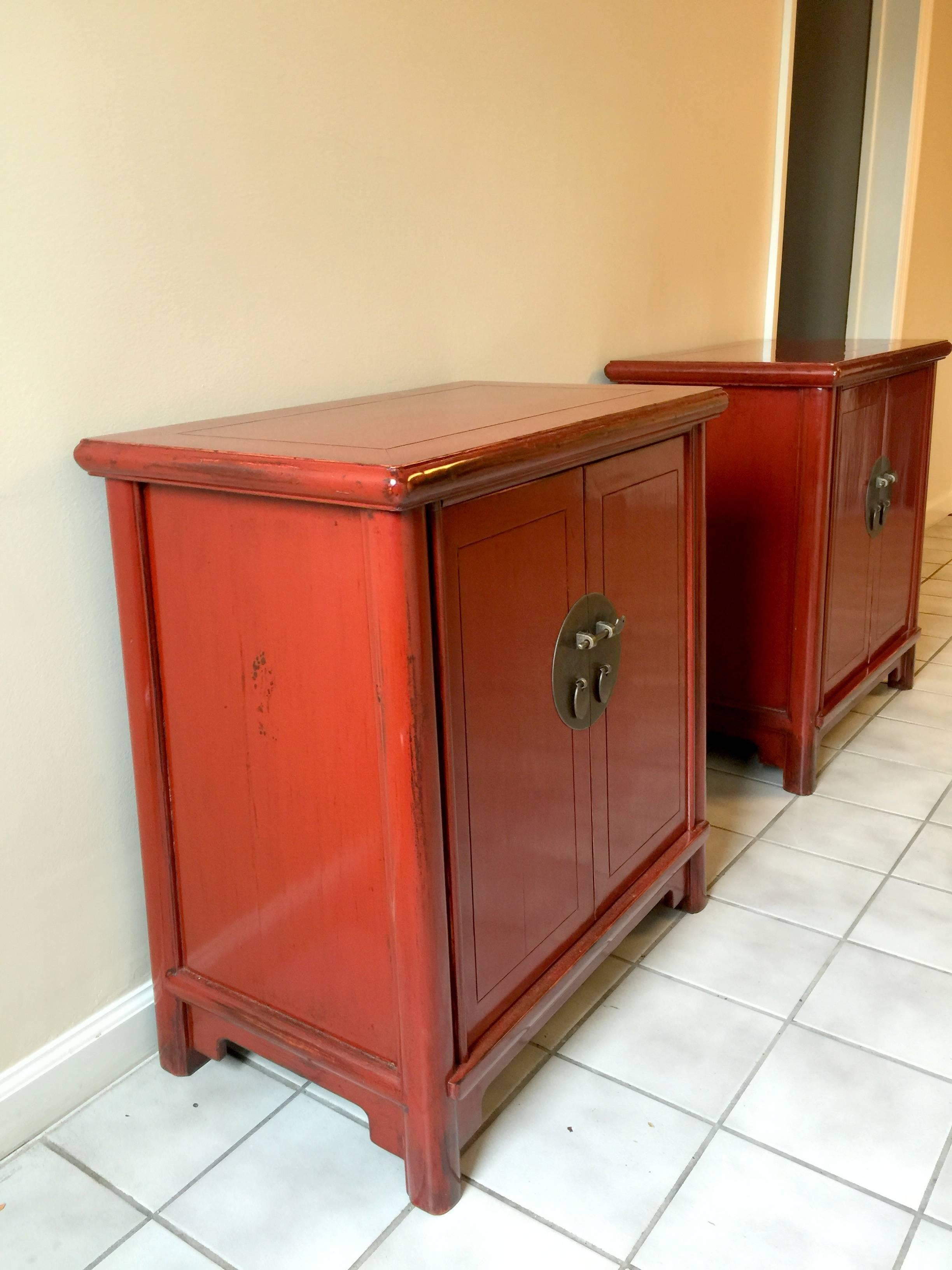 Pair of Elegant Red Lacquer Chests (Poliert)